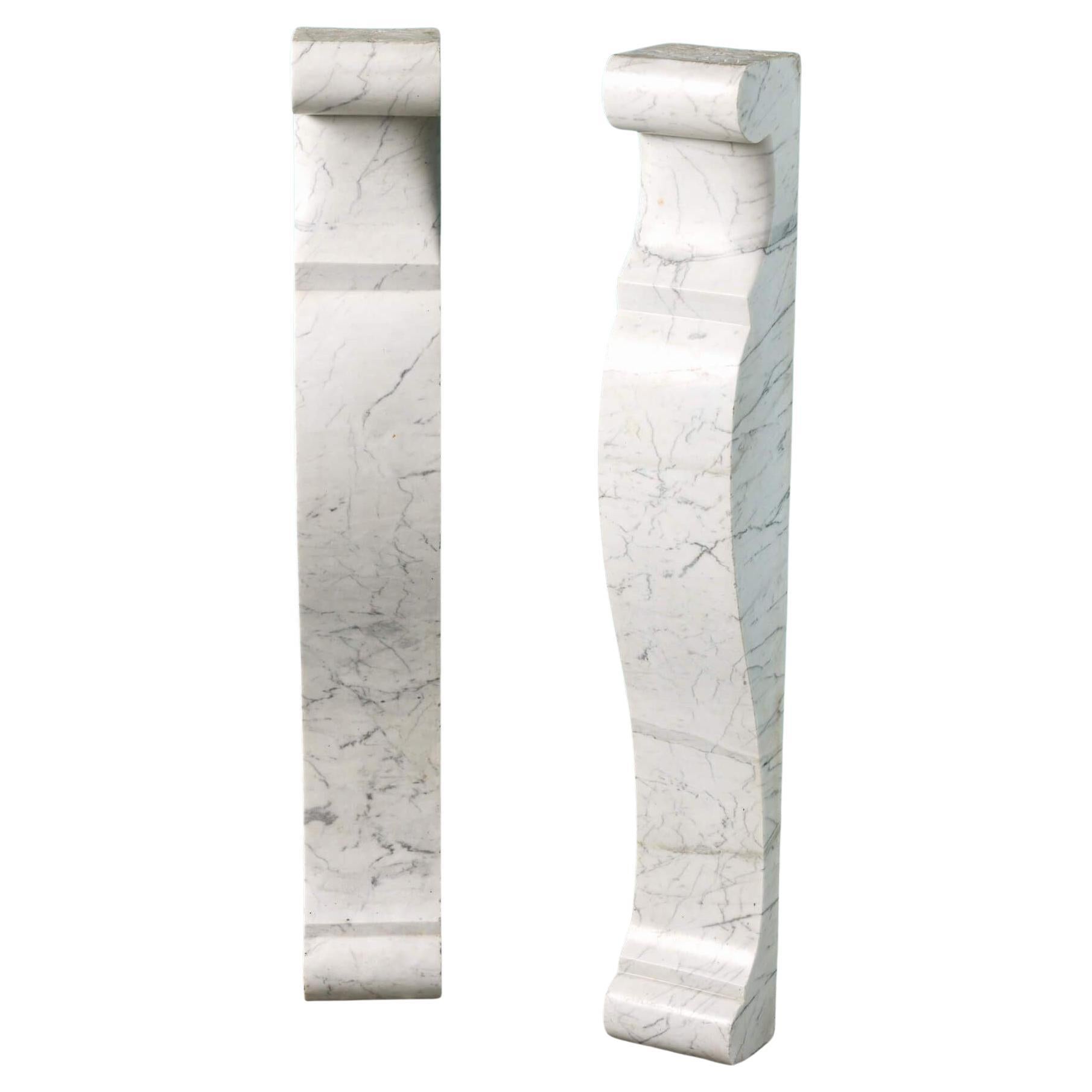 Zwei antike Kragsteine aus Carrara-Marmor im Angebot