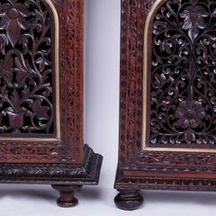 Deux armoires anglo-indiennes antiques sculptées
