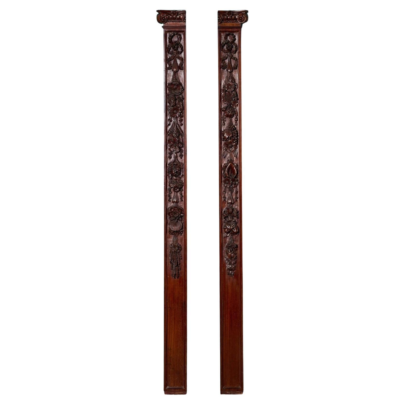 Deux pilastres anciens en acajou sculpté