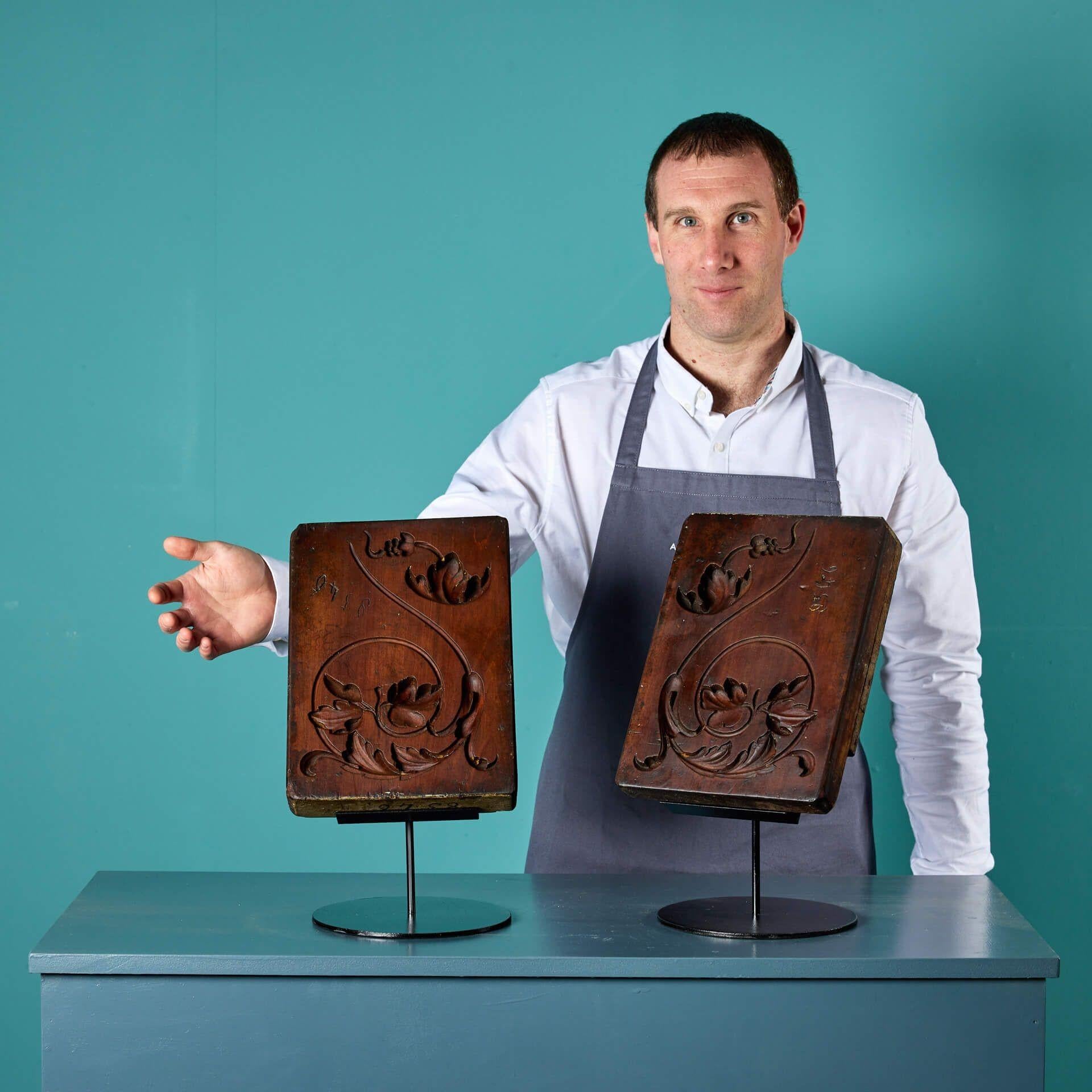 Ein Paar montierter antiker geschnitzter Holzformen aus der Tucker Collection. Dieses Paar ist eine von vielen Formen, die wir aus der umfangreichen Sammlung des britischen Maskenbildners Christopher Tucker verkaufen.

Diese aus dem späten 18. bis