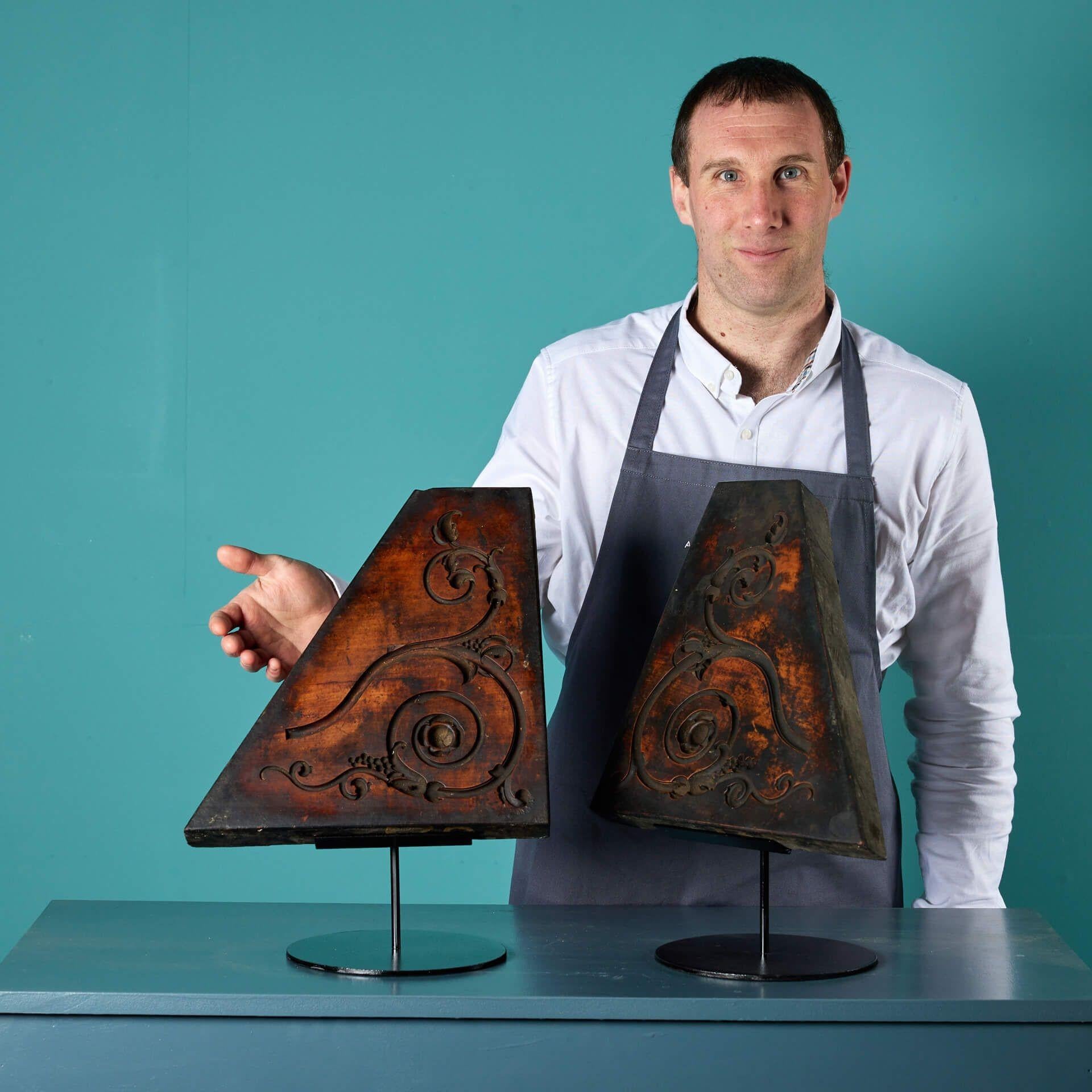 Ein Paar montierter antiker geschnitzter Holzformen aus der Tucker Collection. Dieses Paar ist eine von vielen Formen, die wir aus der umfangreichen Sammlung des britischen Maskenbildners Christopher Tucker verkaufen. Bitte erfragen Sie weitere