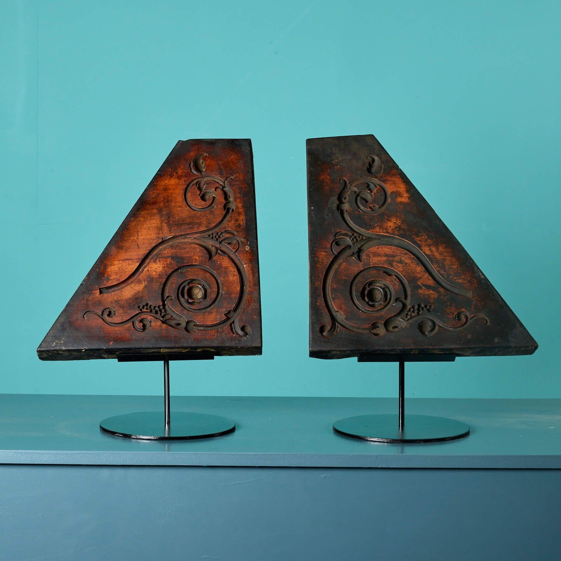 Zwei antike geschnitzte Holzschablonen Ex. Tucker-Kollektion (Handgeschnitzt) im Angebot