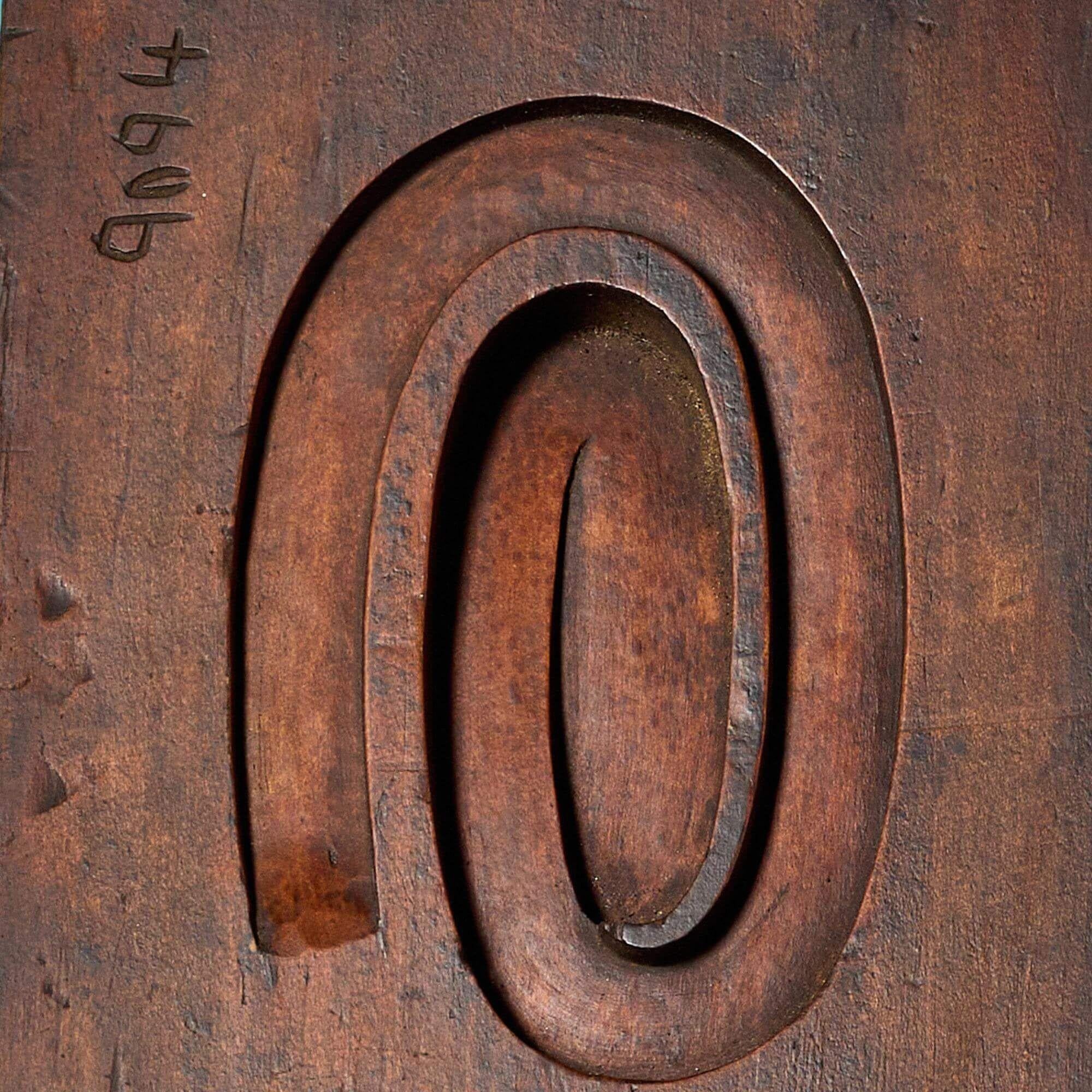 Vittoriano Due antichi stampi a volute in legno intagliato Ex. Collezione Tucker in vendita