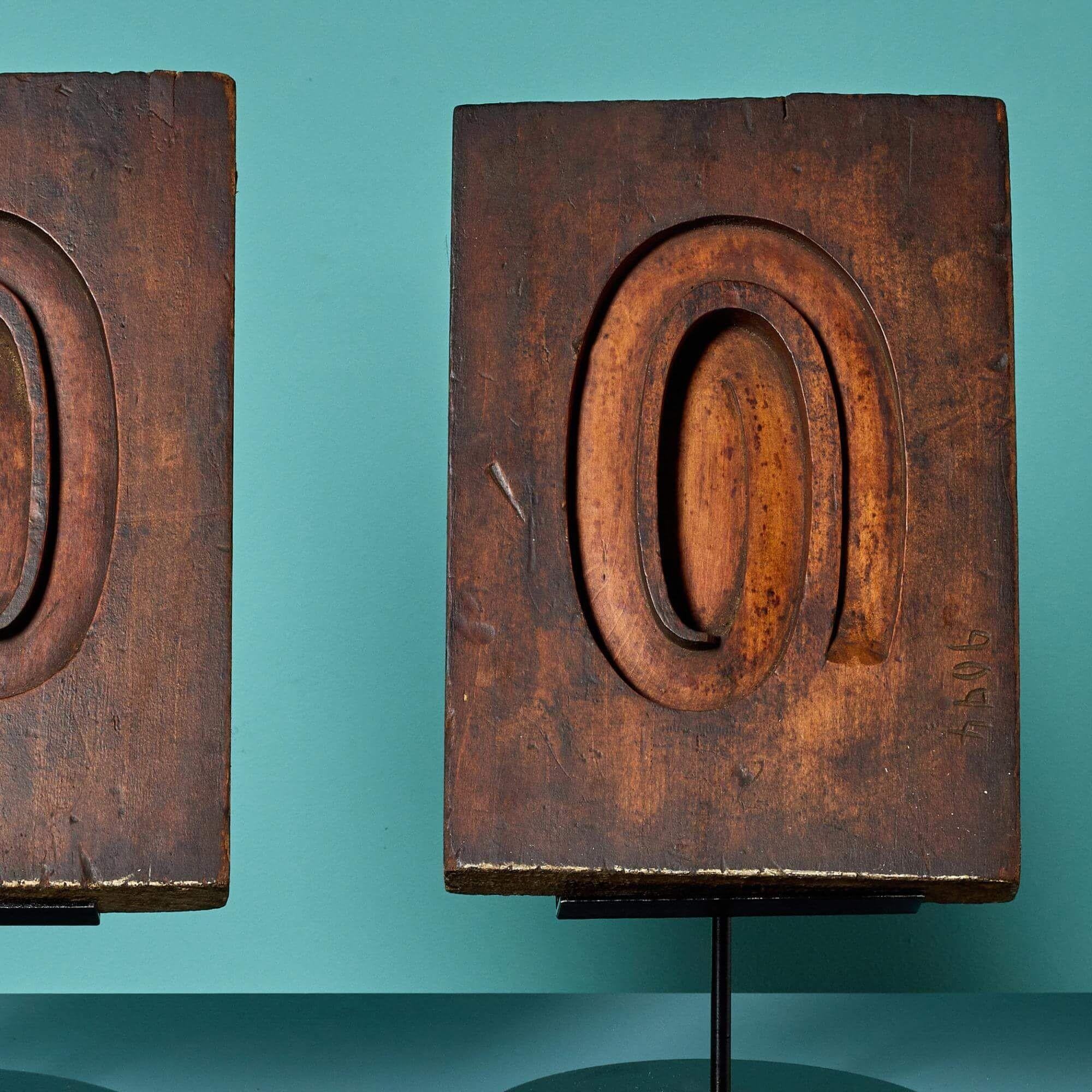 Inglese Due antichi stampi a volute in legno intagliato Ex. Collezione Tucker in vendita