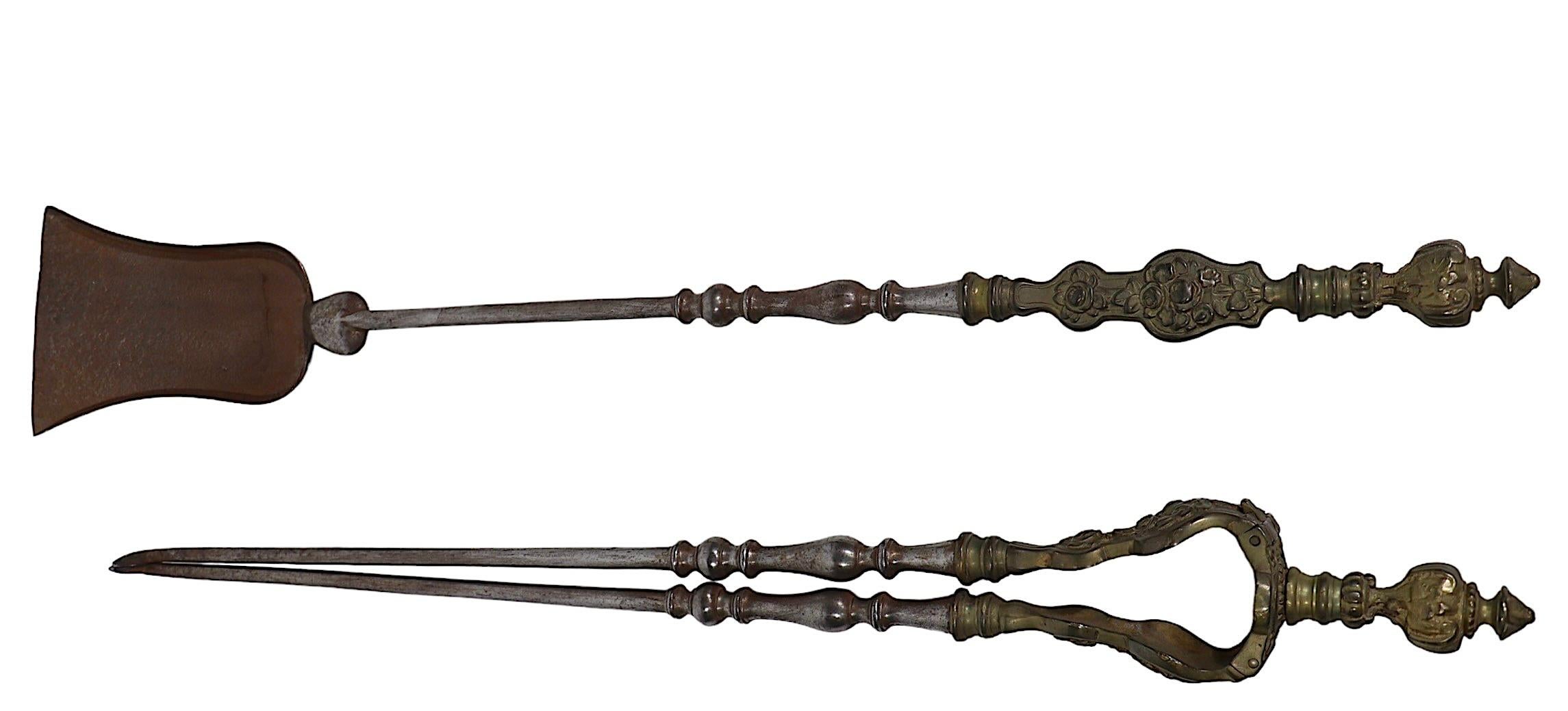 Deux outils de cheminée antiques en laiton moulé et acier poli Pince et Pelle en vente 3