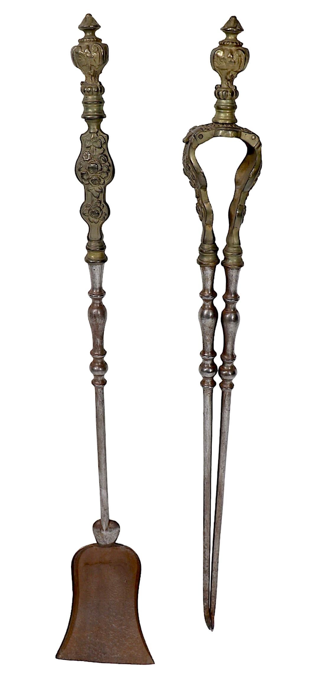Deux outils de cheminée antiques en laiton moulé et acier poli Pince et Pelle en vente 4