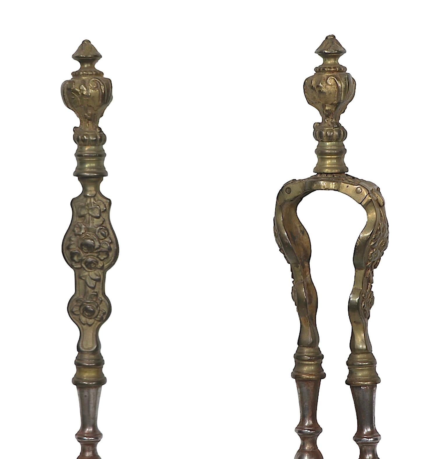 Deux outils de cheminée antiques en laiton moulé et acier poli Pince et Pelle  en vente 5