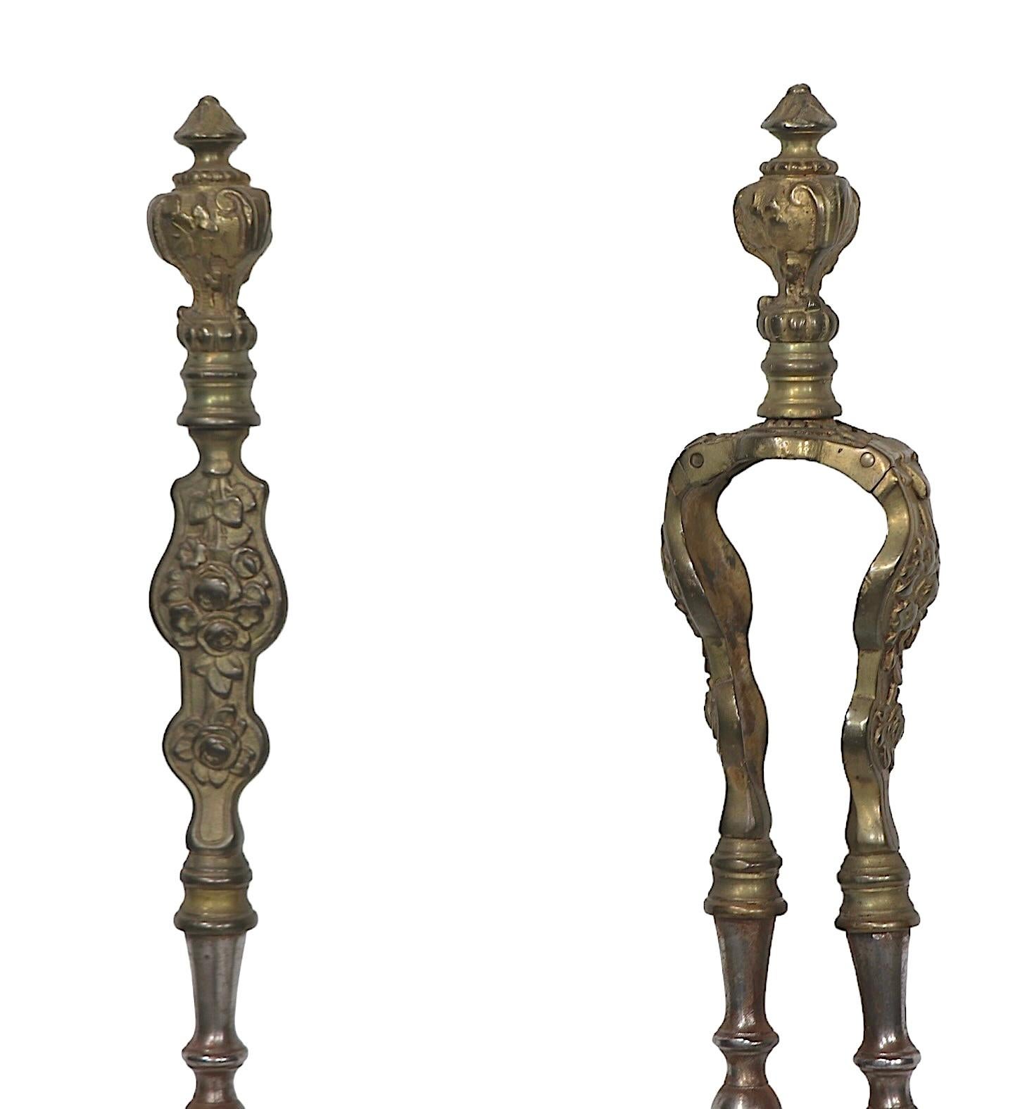 Deux outils de cheminée antiques en laiton moulé et acier poli Pince et Pelle en vente 5