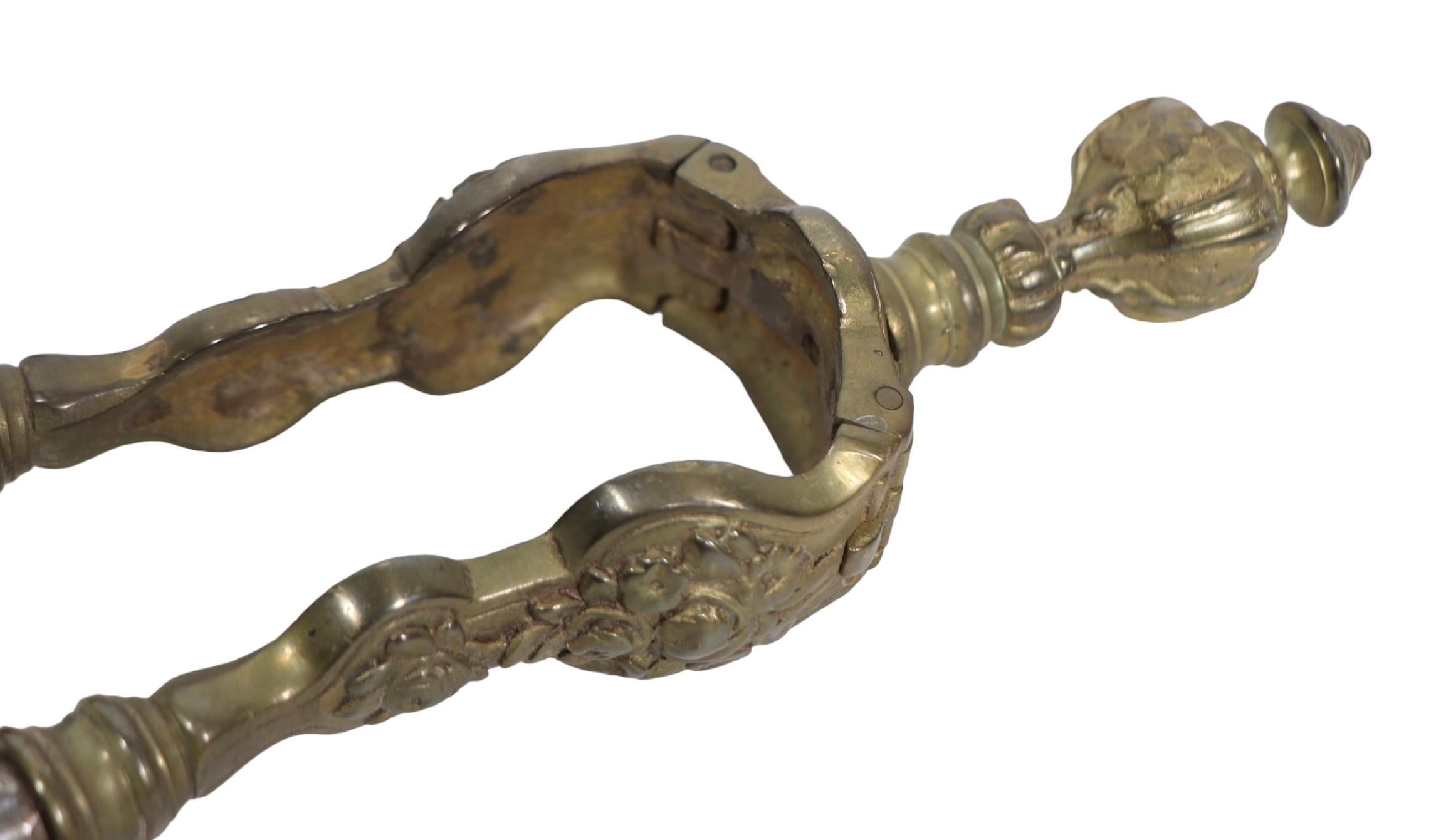 Deux outils de cheminée antiques en laiton moulé et acier poli Pince et Pelle en vente 6