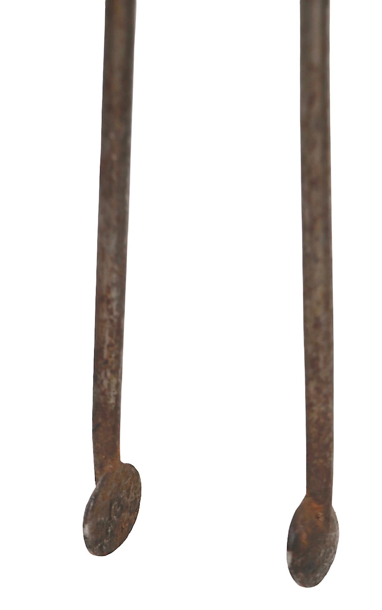 Rococo Deux outils de cheminée antiques en laiton moulé et acier poli Pince et Pelle en vente