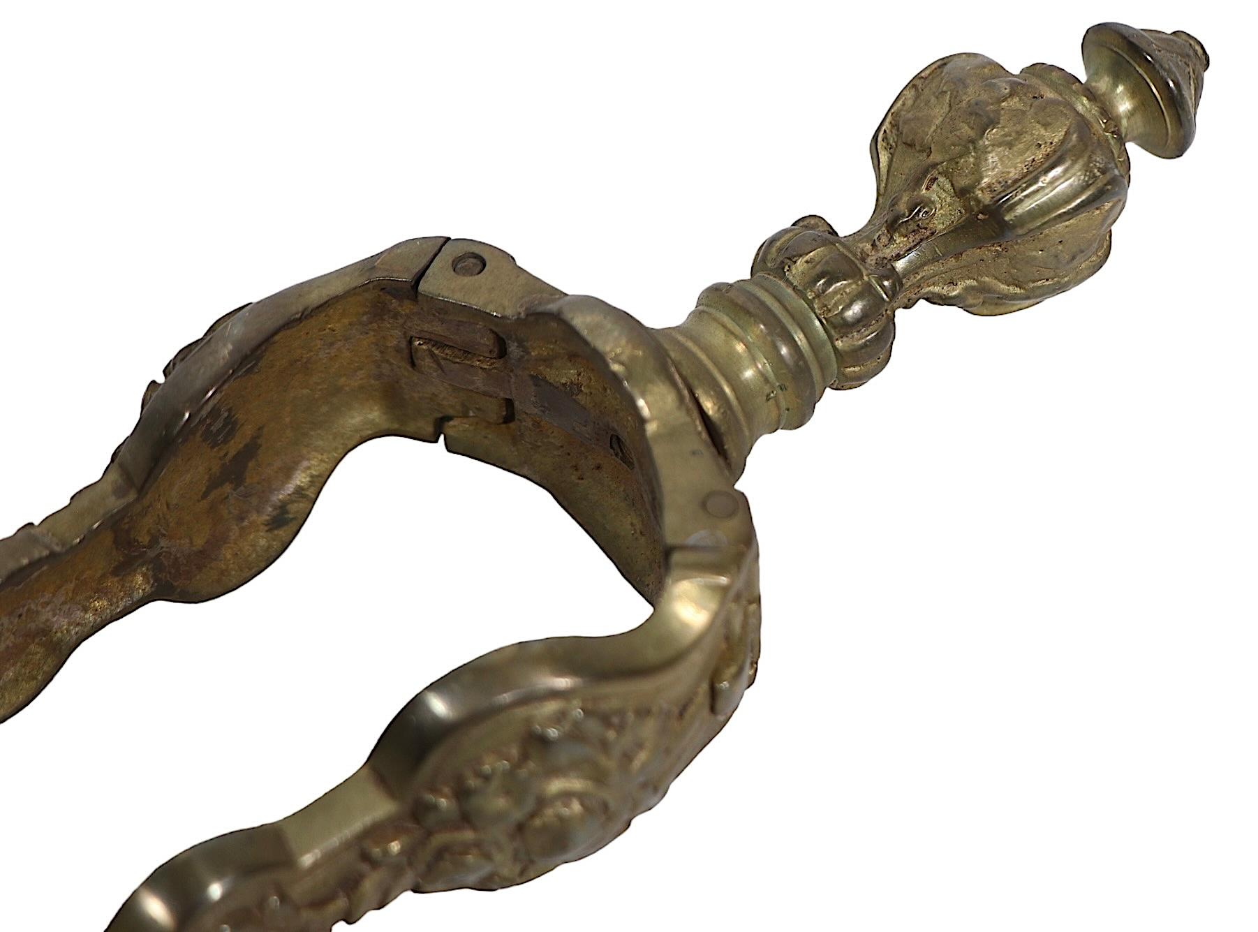 Français Deux outils de cheminée antiques en laiton moulé et acier poli Pince et Pelle en vente