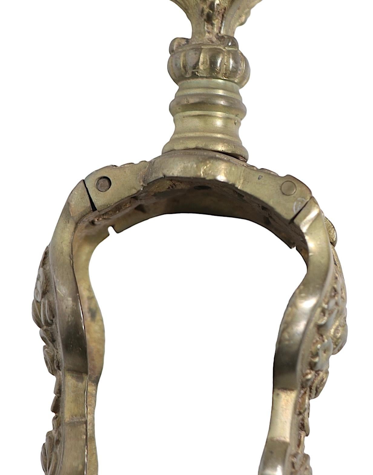 Deux outils de cheminée antiques en laiton moulé et acier poli Pince et Pelle Bon état - En vente à New York, NY