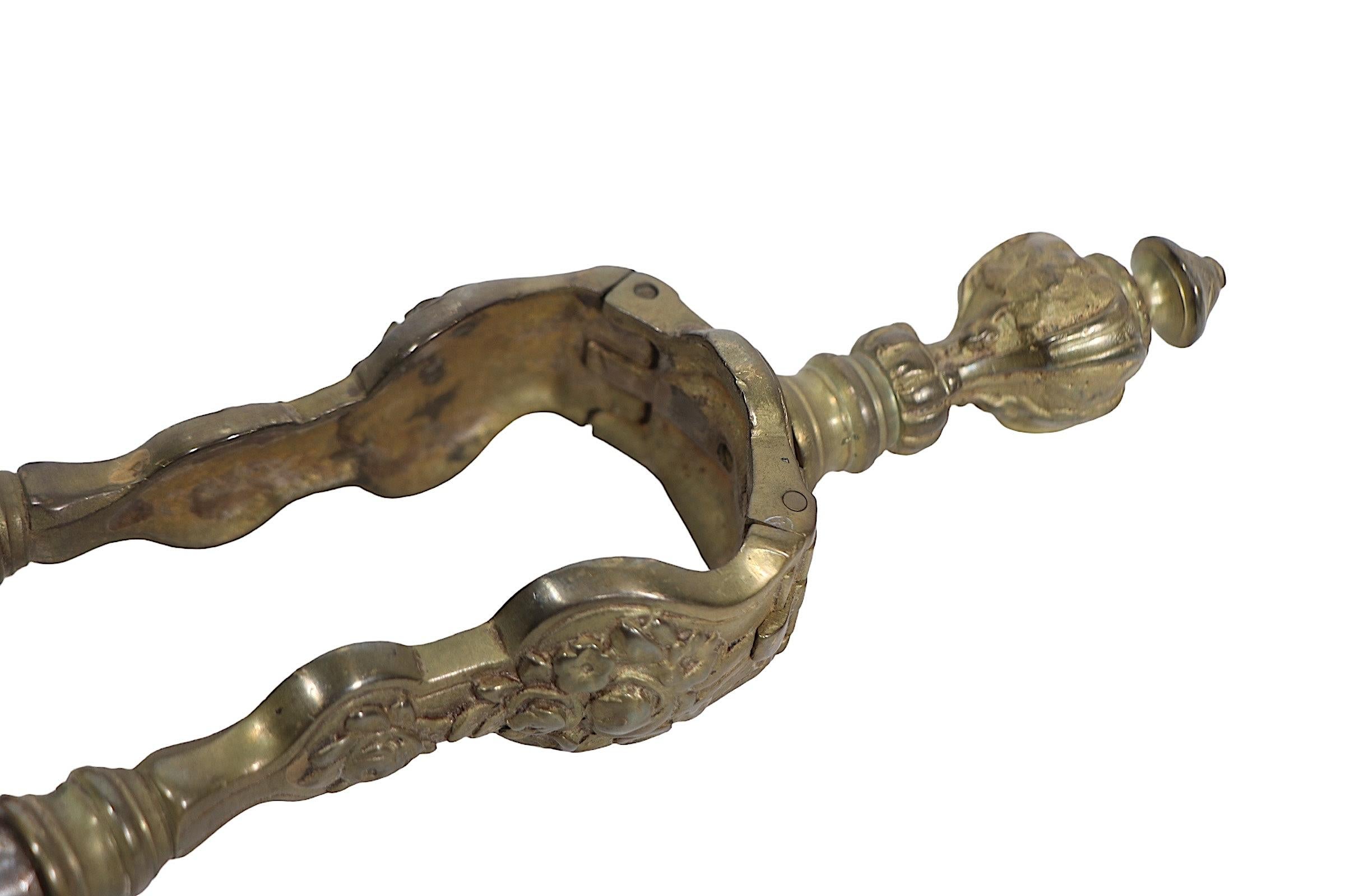 XIXe siècle Deux outils de cheminée antiques en laiton moulé et acier poli Pince et Pelle en vente