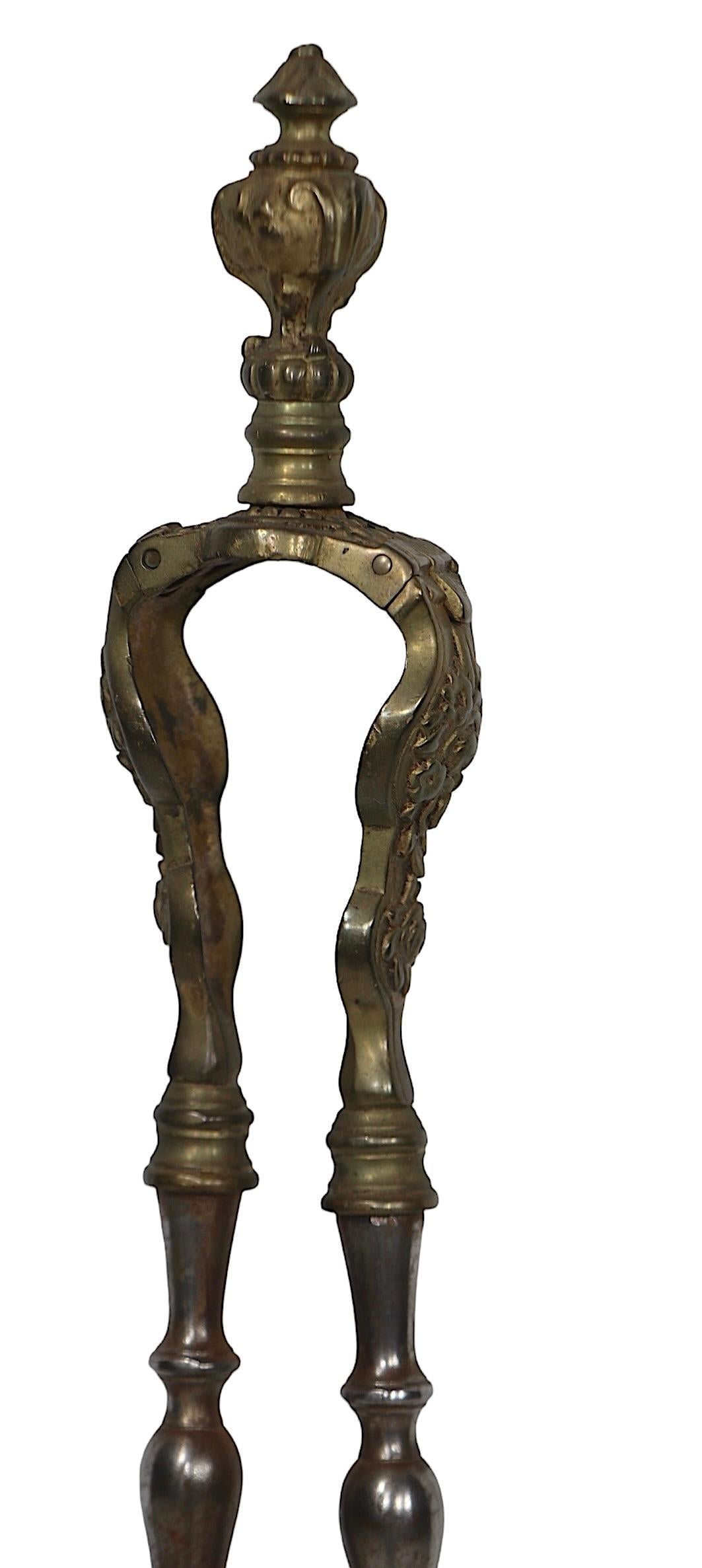 Laiton Deux outils de cheminée antiques en laiton moulé et acier poli Pince et Pelle en vente