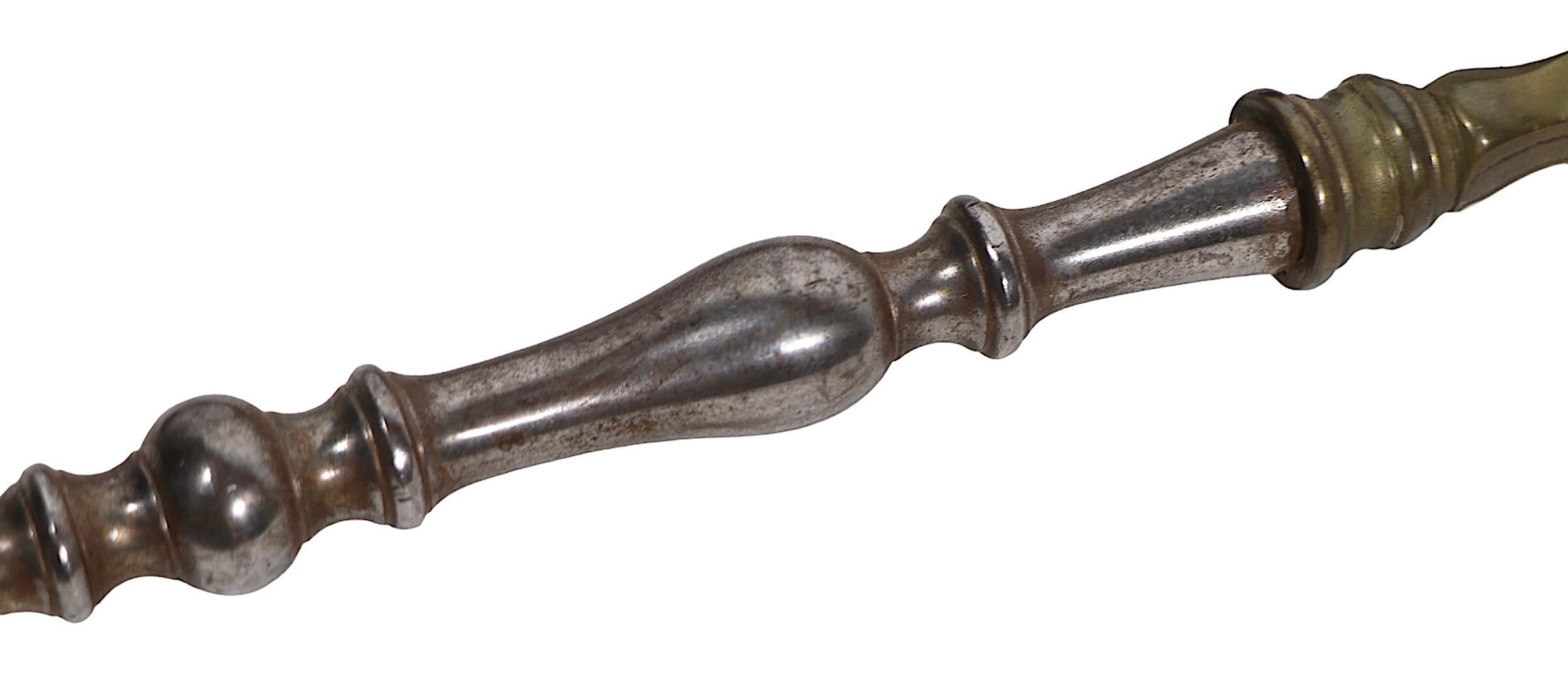 Deux outils de cheminée antiques en laiton moulé et acier poli Pince et Pelle en vente 1