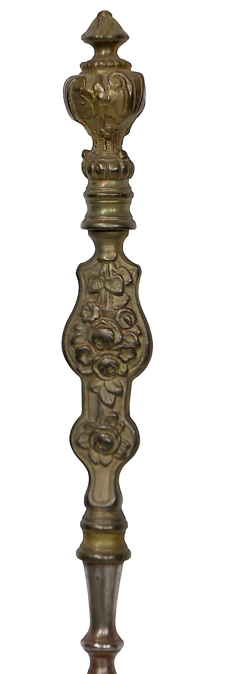 Deux outils de cheminée antiques en laiton moulé et acier poli Pince et Pelle en vente 2