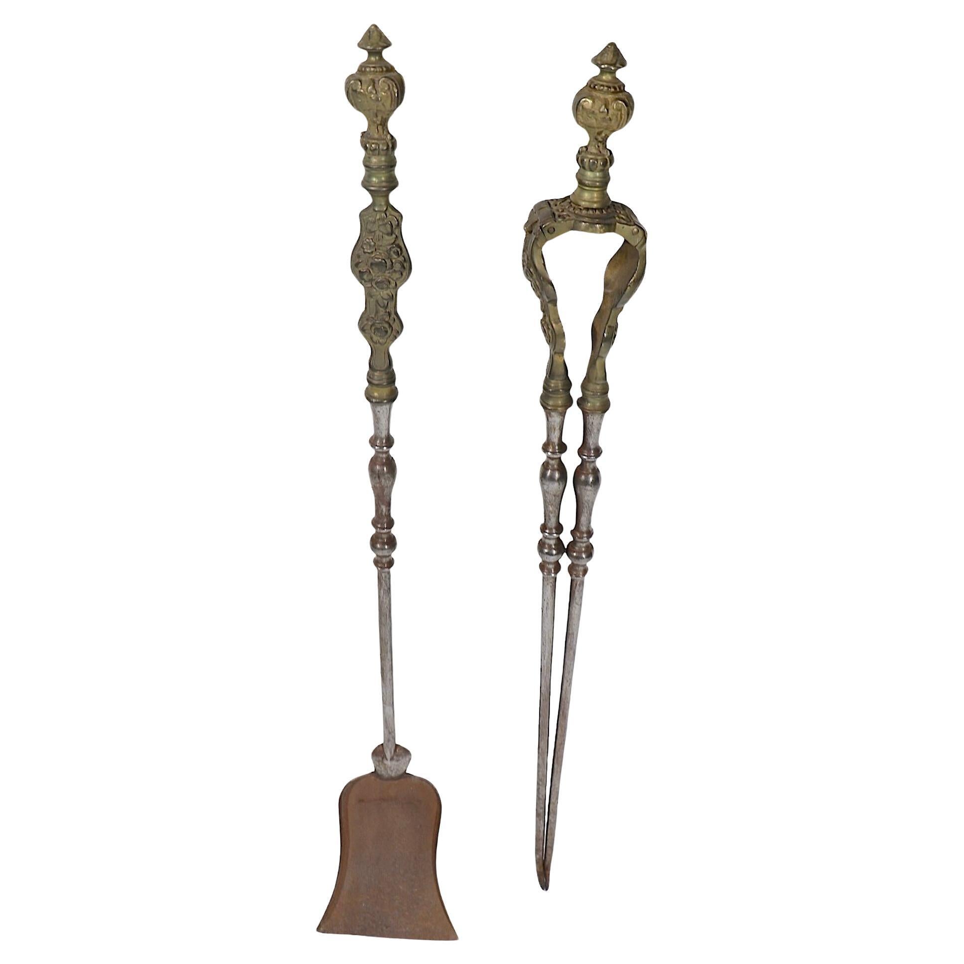 Deux outils de cheminée antiques en laiton moulé et acier poli Pince et Pelle  en vente