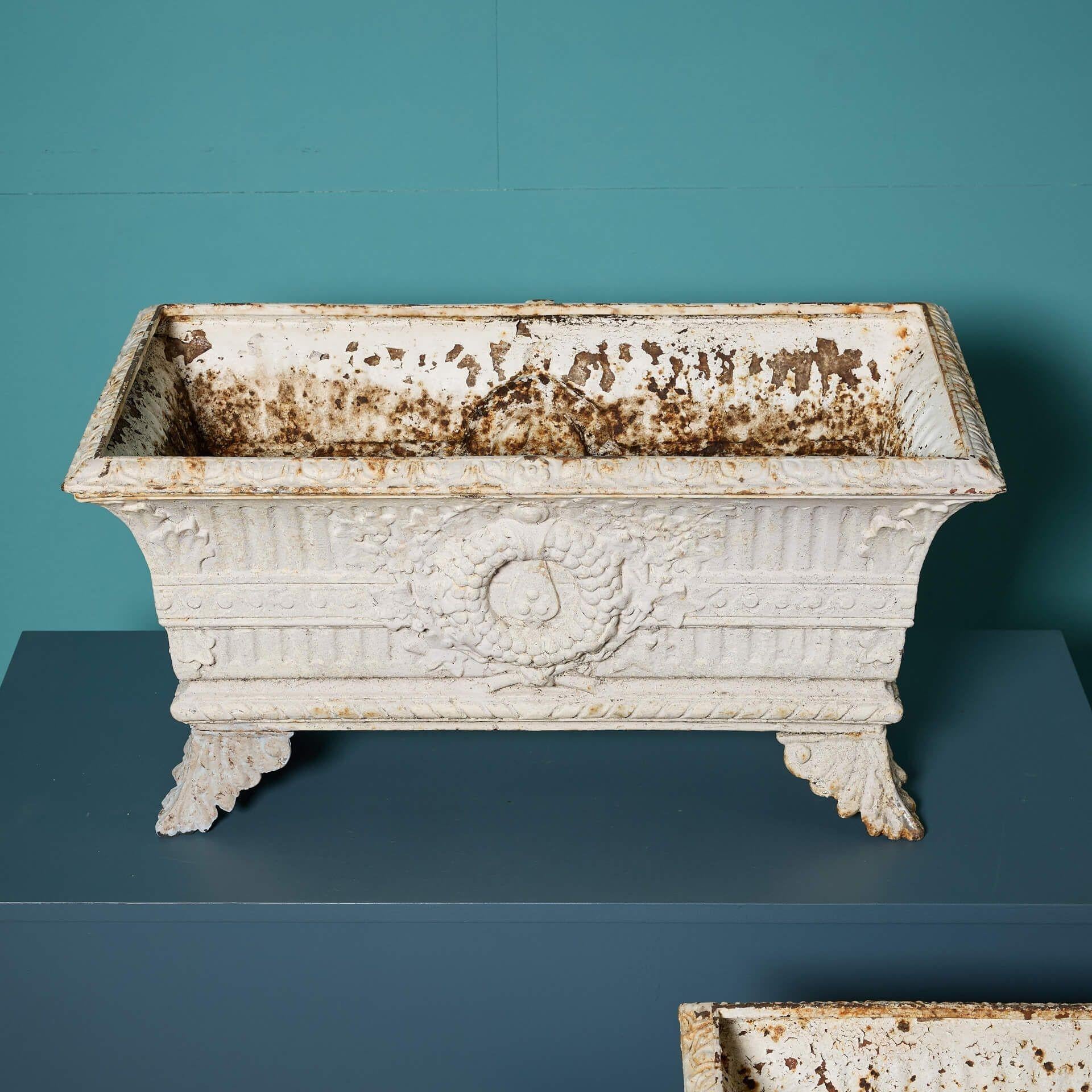 XIXe siècle Paire de jardinières anciennes en fonte en vente