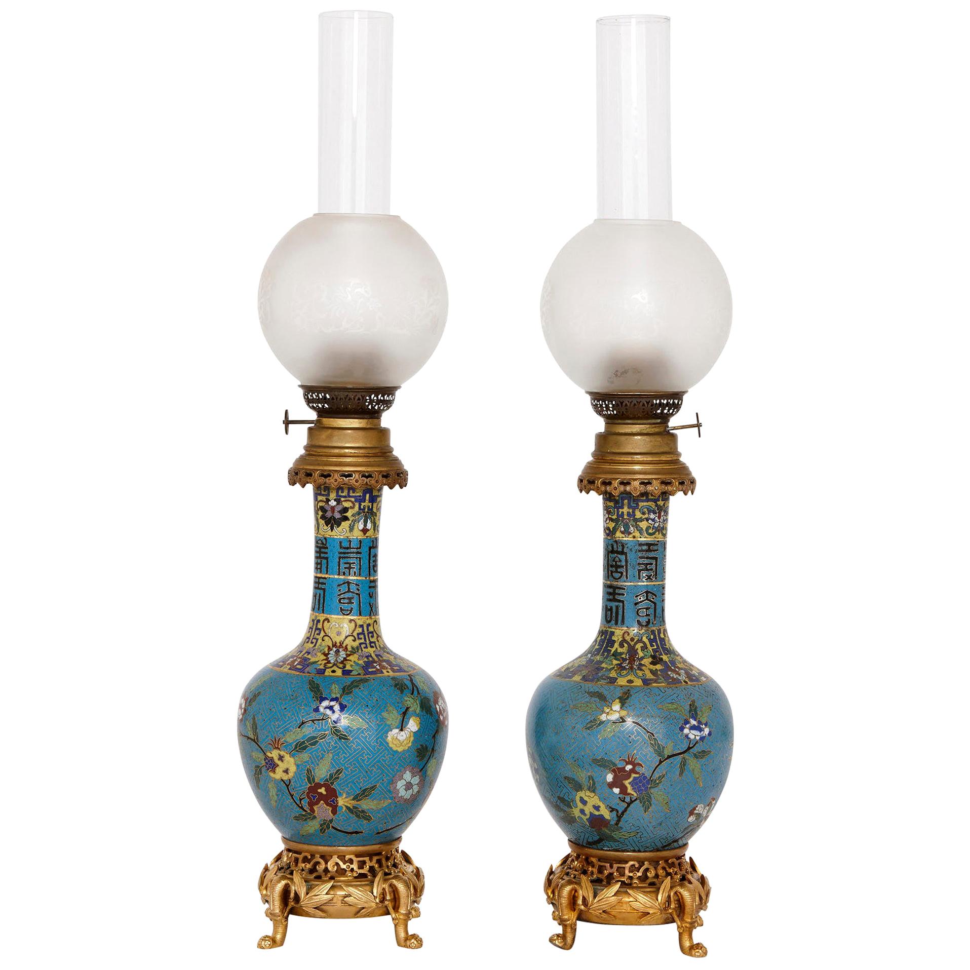 Deux lampes à huile anciennes en émail cloisonné et bronze doré en vente