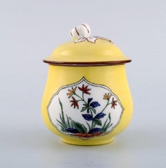 Dos tazas antiguas de crema en porcelana pintada a mano, principios del siglo XX