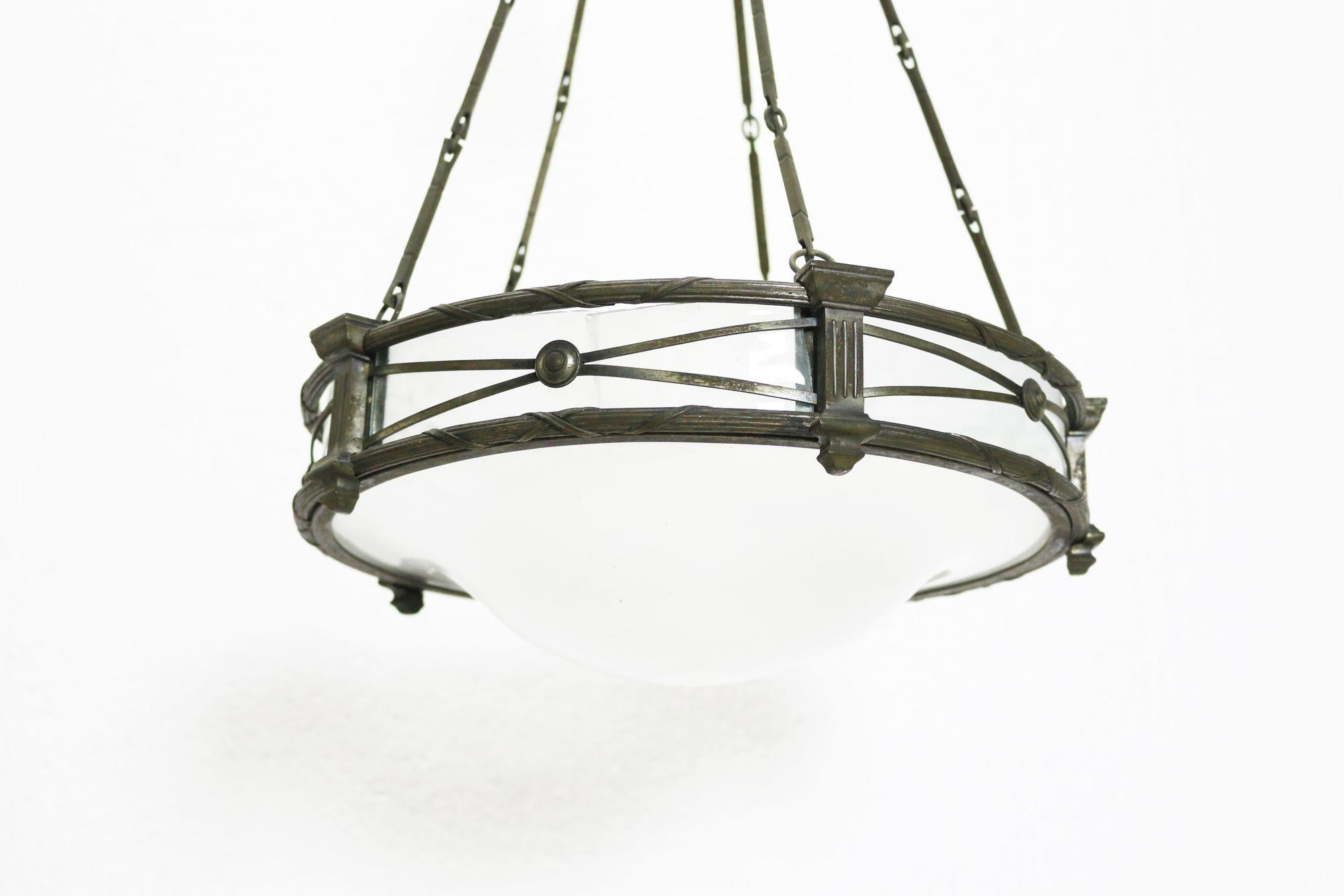 Une paire de lampes suspendues anglaises antiques par Faraday & Son de Londres. Ces magnifiques lampes suspendues en verre givré nickelé ont été récupérées à Hambledon House, dans le Yorkshire du Nord. La fixation au plafond qui accueille chaque