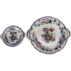 Deux anciens plateaux en porcelaine anglaise Wedgwood Noma School Flow Blue et Gilt