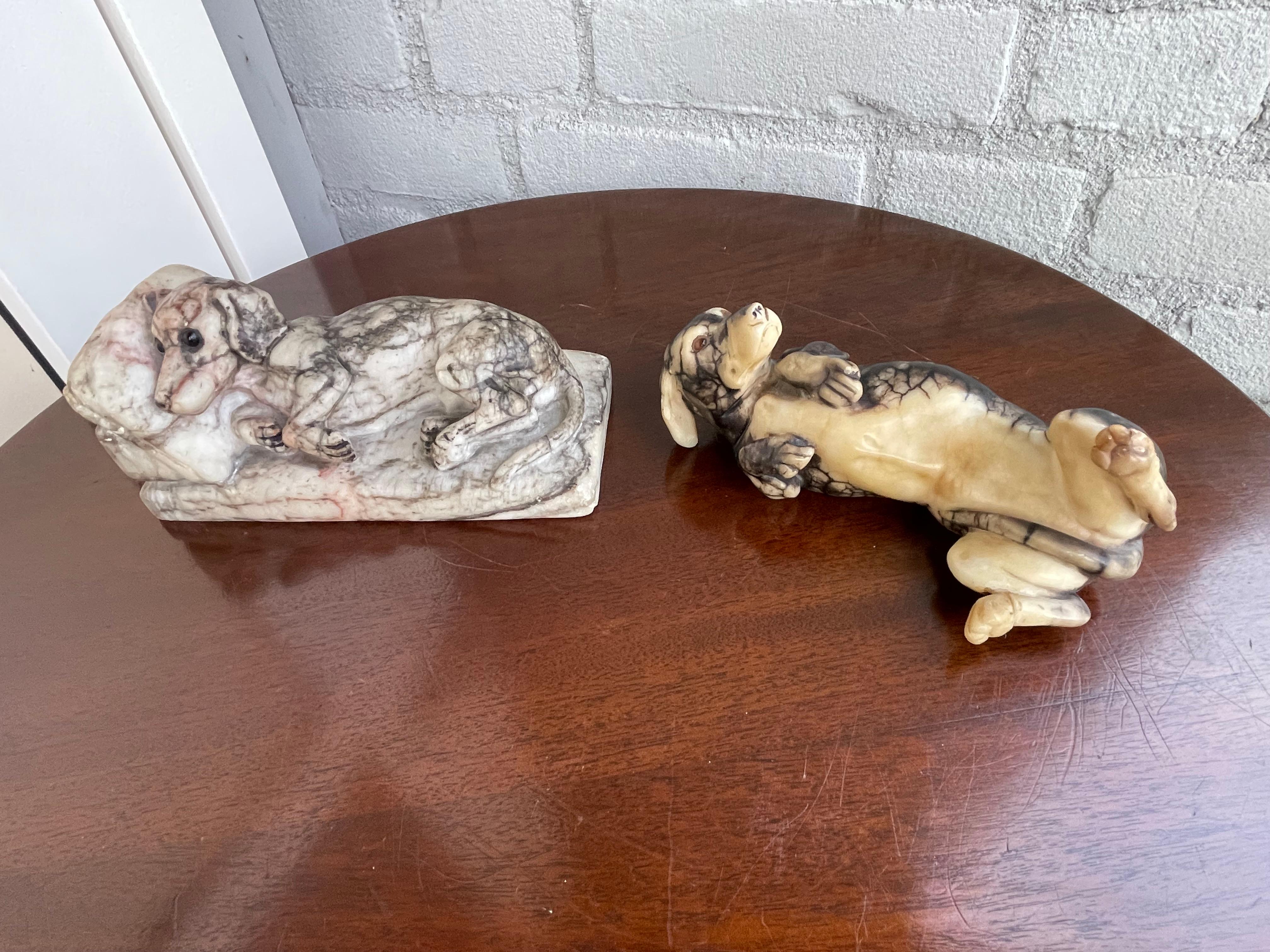 Esculturas de perro salchicha talladas con calidad de museo, arte con mayúsculas.

Nunca deja de sorprendernos lo increíblemente detallados y realistas que eran algunos de los trabajos de los artesanos europeos de finales del siglo XIX y principios