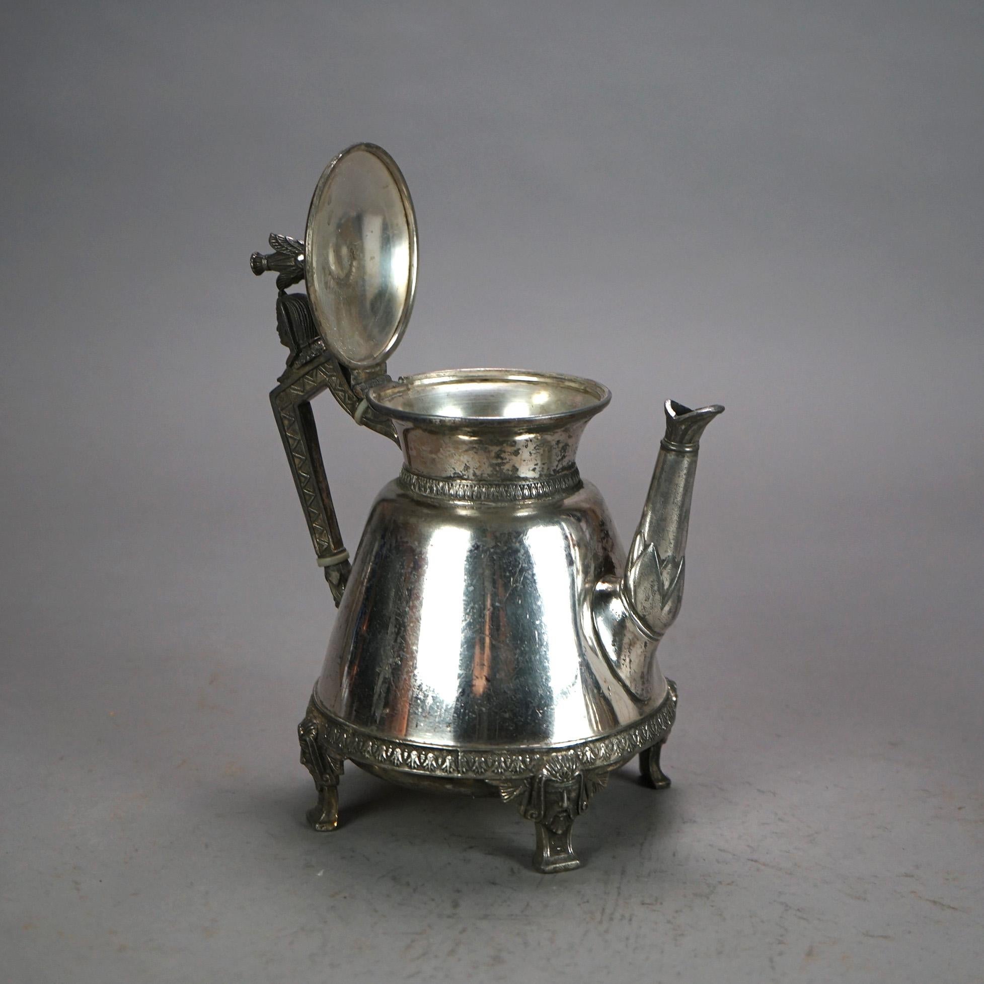 Due antiche teiere con piede e figure placcate in argento con incisione di maschere e foglie C1890

Misure: 9,5