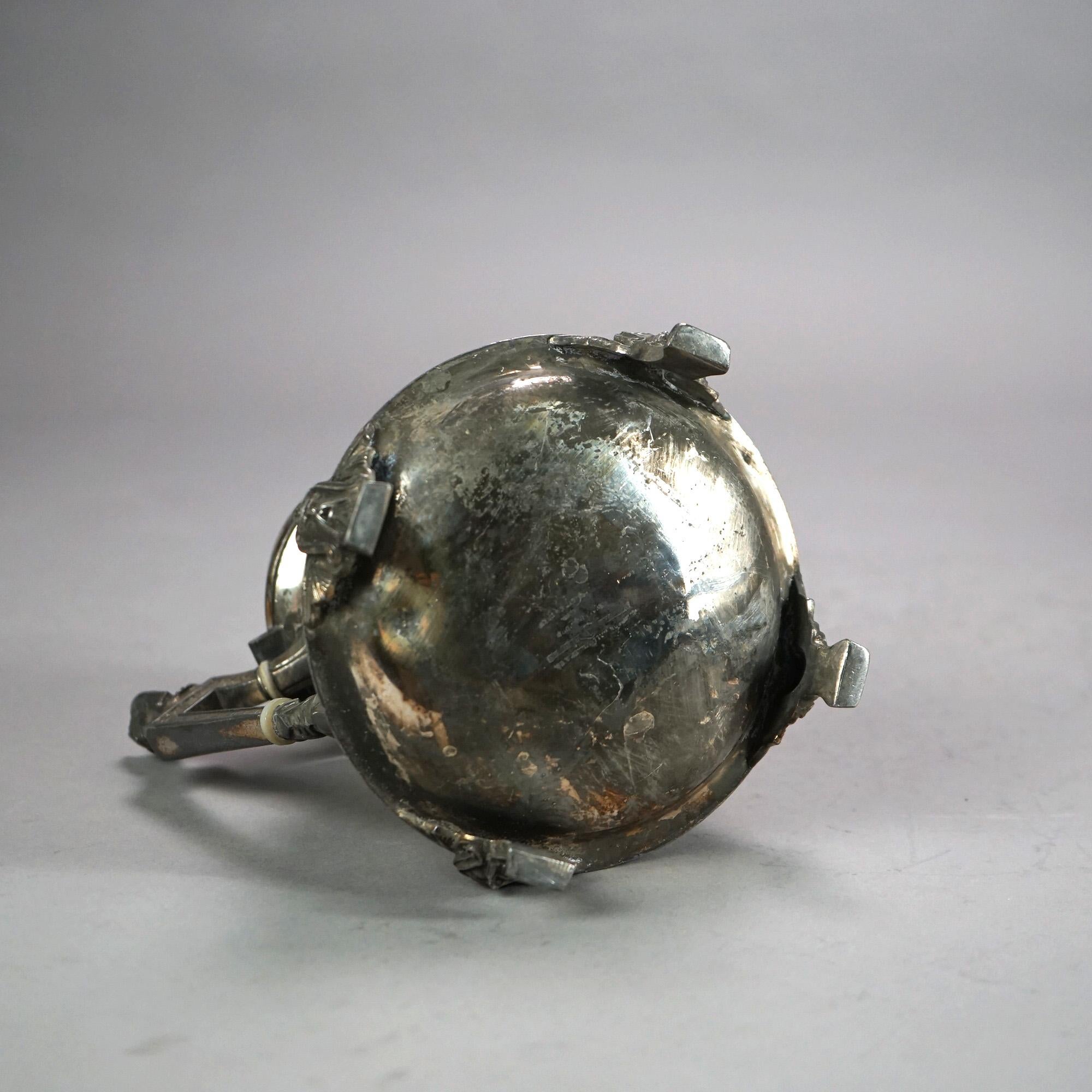 XIX secolo Due antiche teiere con piede e figure placcate in argento C1890 in vendita