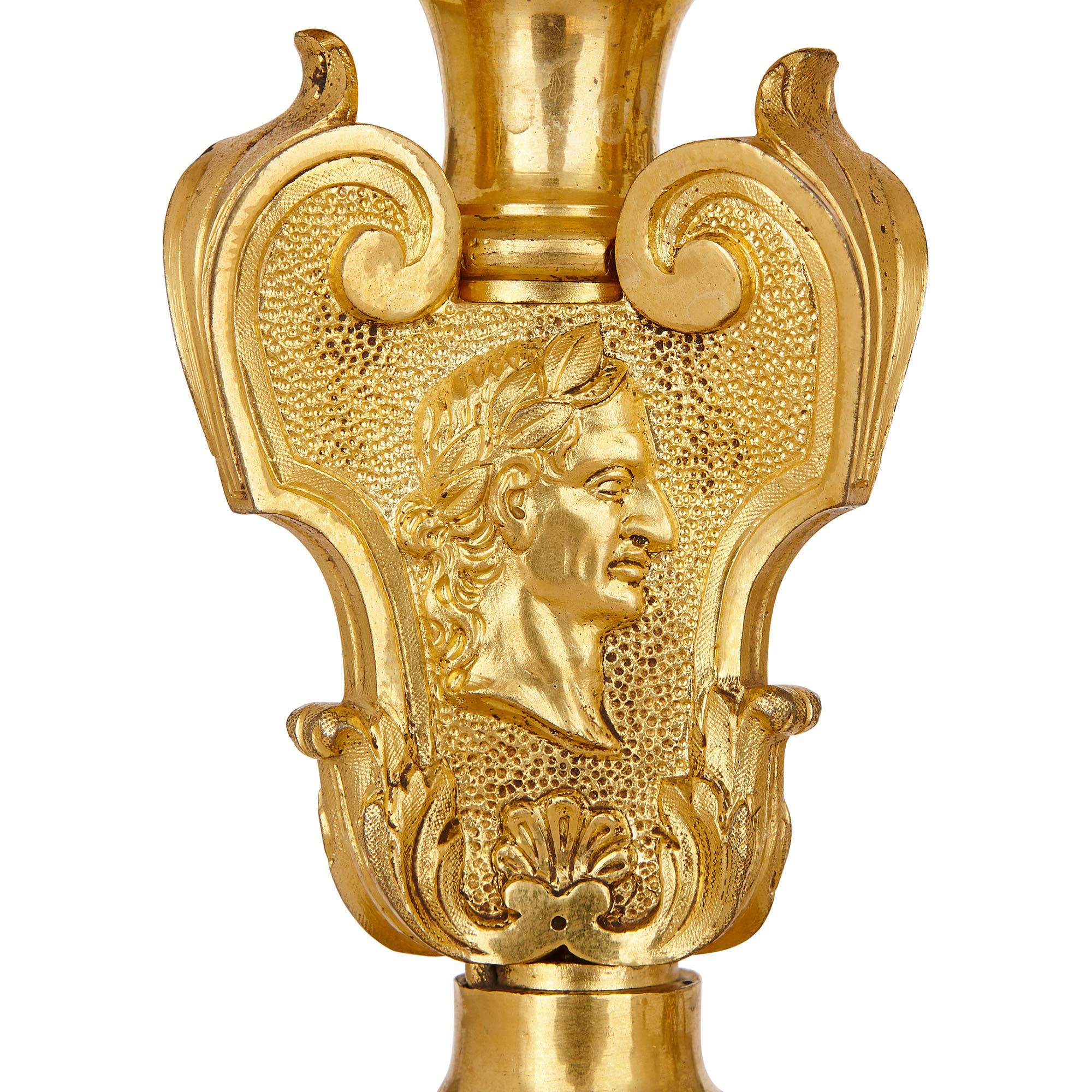 Diese vergoldeten Bronzegirandolen (ornamentale, verzweigte Halterungen für Kerzen oder andere Lichter) wurden Ende des 19. Jahrhunderts in Frankreich hergestellt. Sie sind einem berühmten Paar Girandolen im Stil Ludwigs XIV. nachempfunden, das von