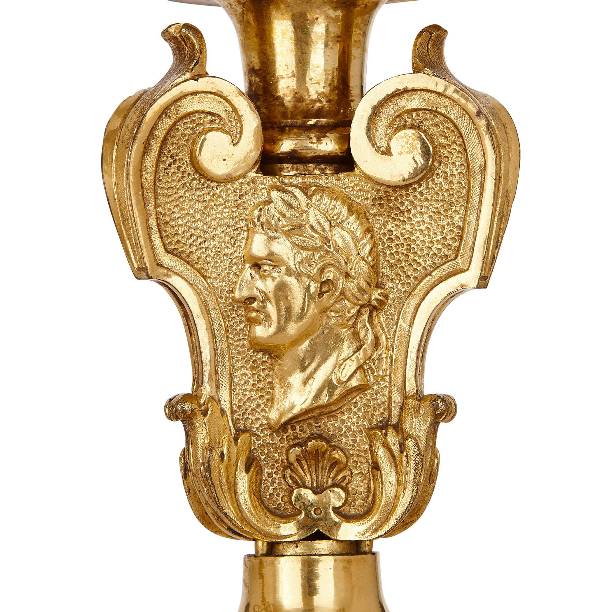 Antike französische vierflammige Girandolen aus vergoldeter Bronze (Regency) im Angebot