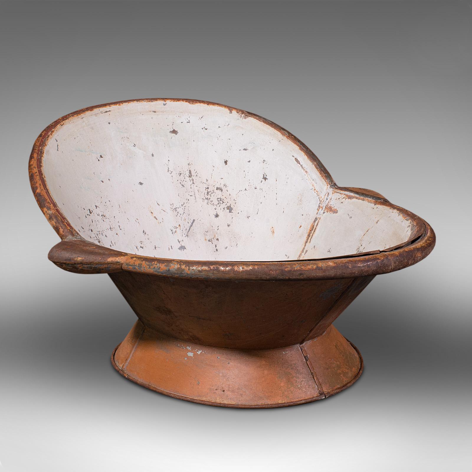 Il s'agit d'une paire d'anciens bains de hanche. Un bain anglais en étain sur acier comme jardinière ou jardiniere, datant de la période victorienne, vers 1900.

Charmantes baignoires anciennes idéales pour les compositions florales
Affichant une