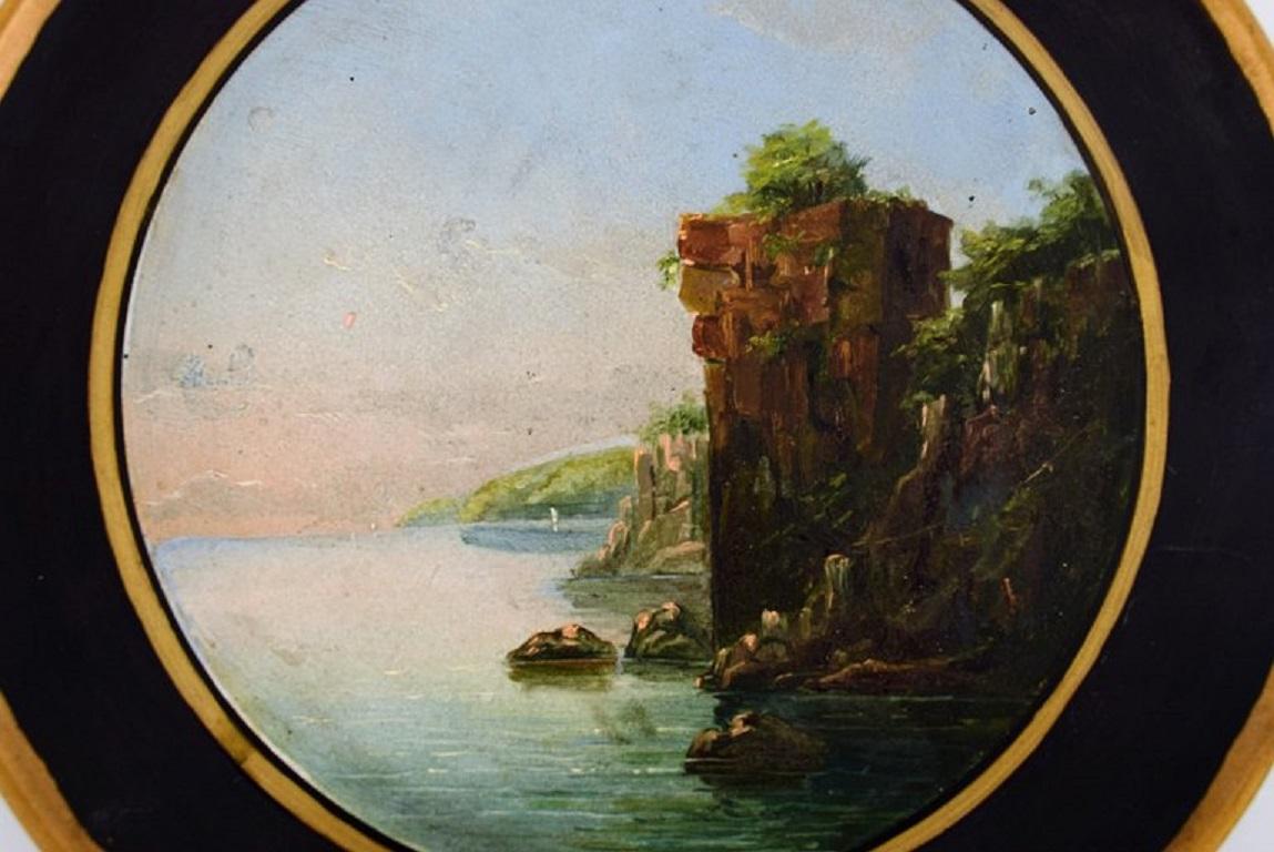 Deux anciennes assiettes décoratives Hjorth en terre cuite peinte à la main. 
Fin du 19e siècle.
Mesure : Diamètre le plus grand : 26,5 cm.
En parfait état.
Estampillé.