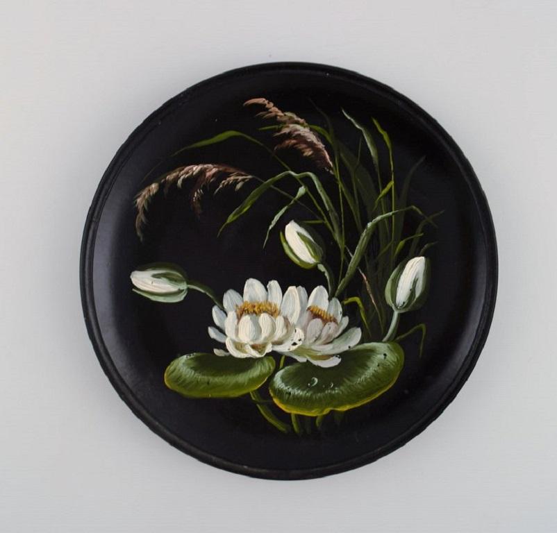 Peint à la main Deux assiettes décoratives anciennes Hjorth en Teracotta peintes à la main, fin du 19ème siècle en vente