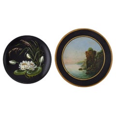 Deux assiettes décoratives anciennes Hjorth en Teracotta peintes à la main, fin du 19ème siècle