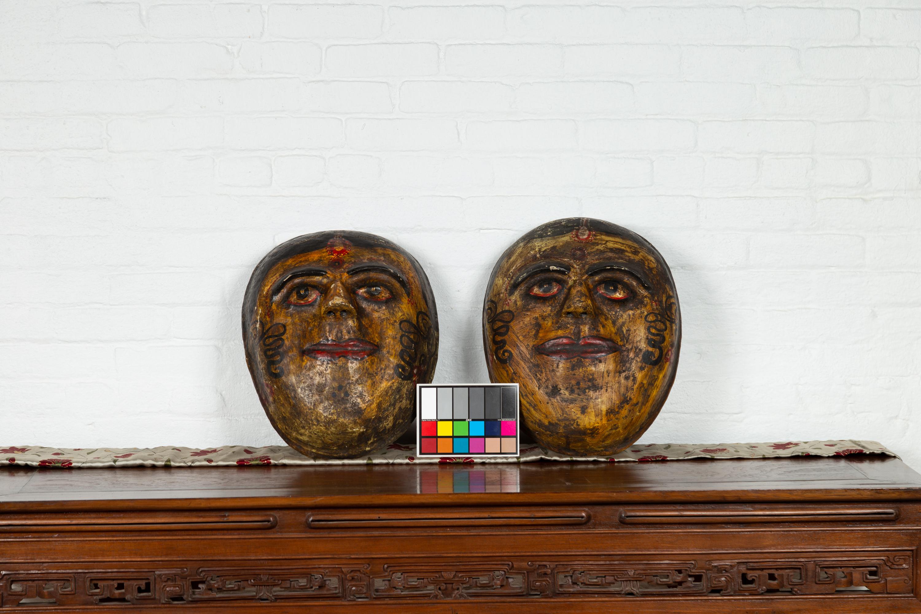 Deux masques indiens anciens de mariées en papier mâché peints à la main représentant des visages en vente 3