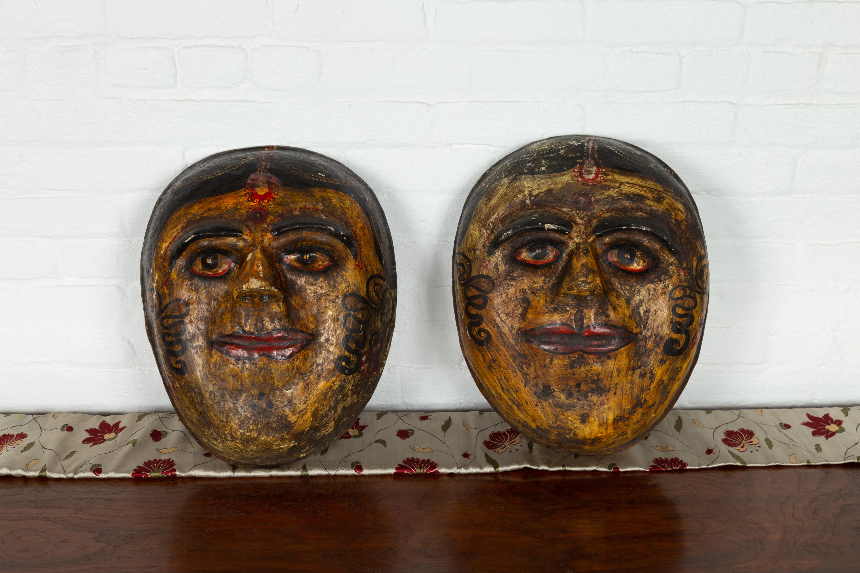 Deux masques indiens anciens de mariées en papier mâché peints à la main représentant des visages en vente 4