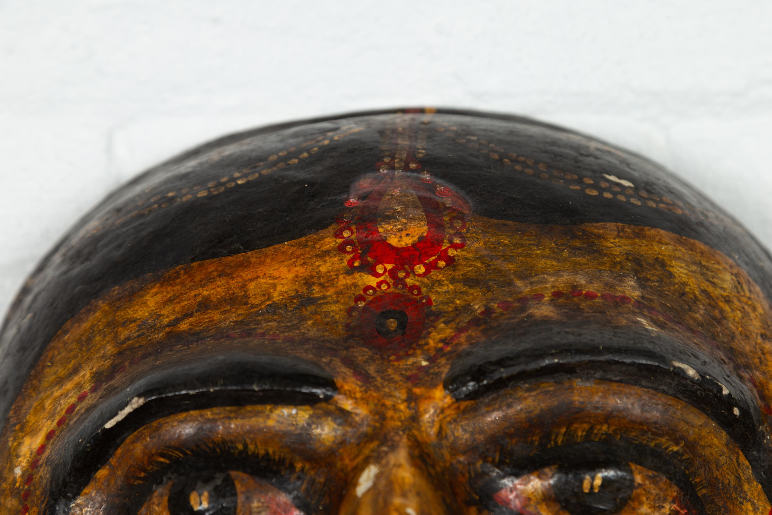 Peint à la main Deux masques indiens anciens de mariées en papier mâché peints à la main représentant des visages en vente
