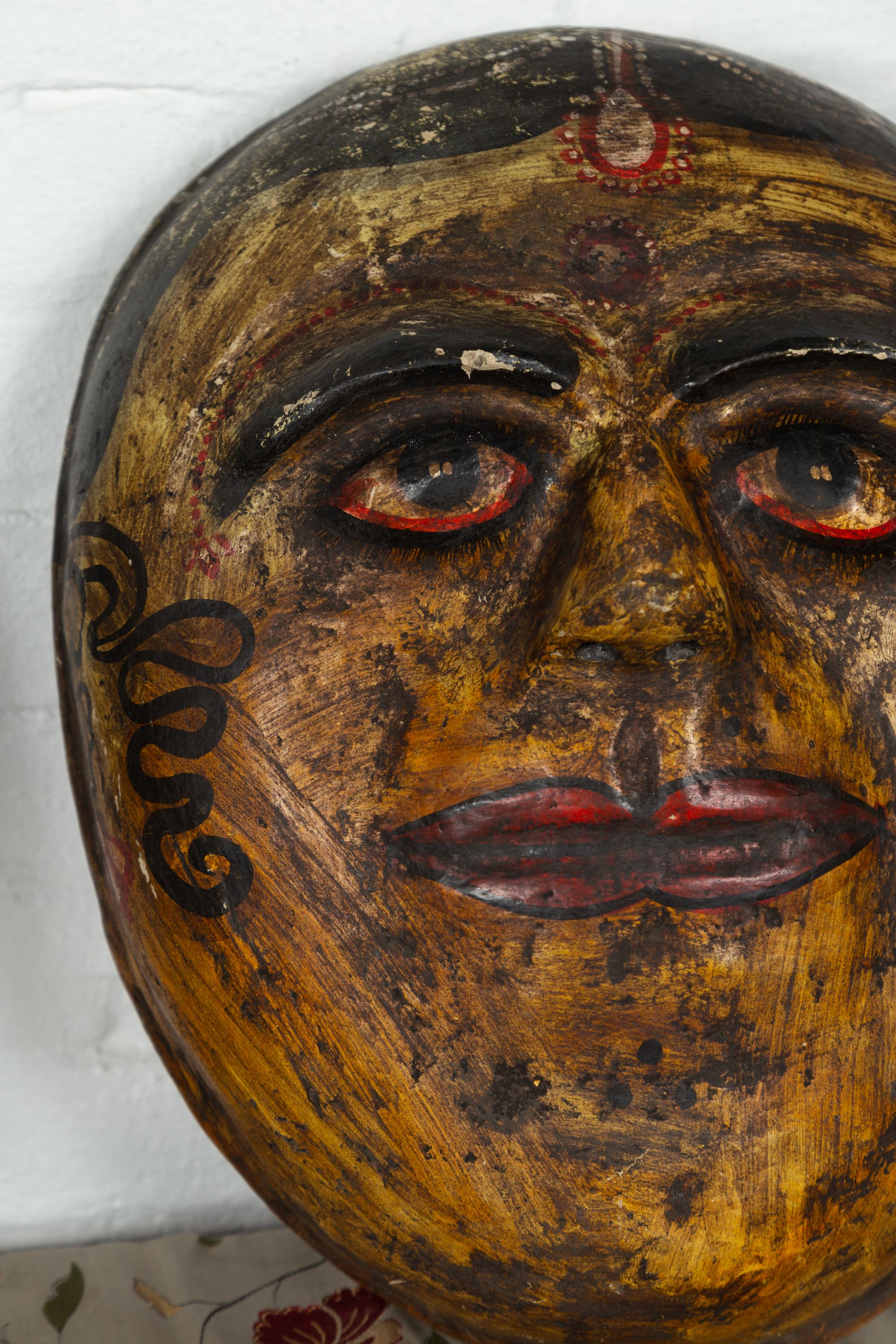 Antike indische Papier-Mch-Masken mit handbemalten Gesichtsmasken, die Brautmäzen darstellen im Zustand „Gut“ im Angebot in Yonkers, NY