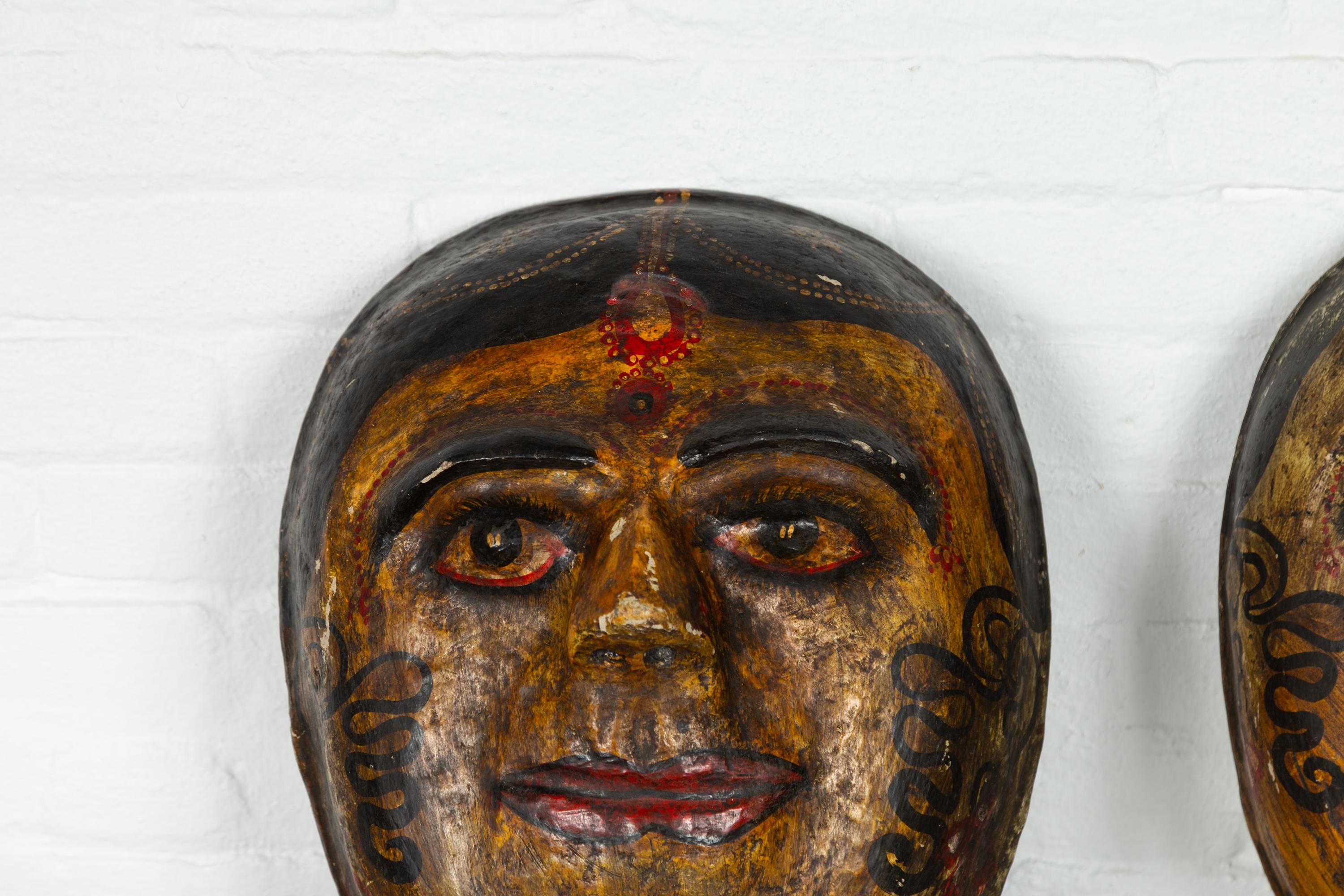 Deux masques indiens anciens de mariées en papier mâché peints à la main représentant des visages en vente 1