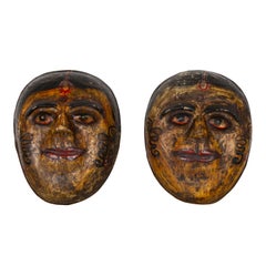 Deux masques indiens anciens en papier mâché peints à la main représentant des mariées