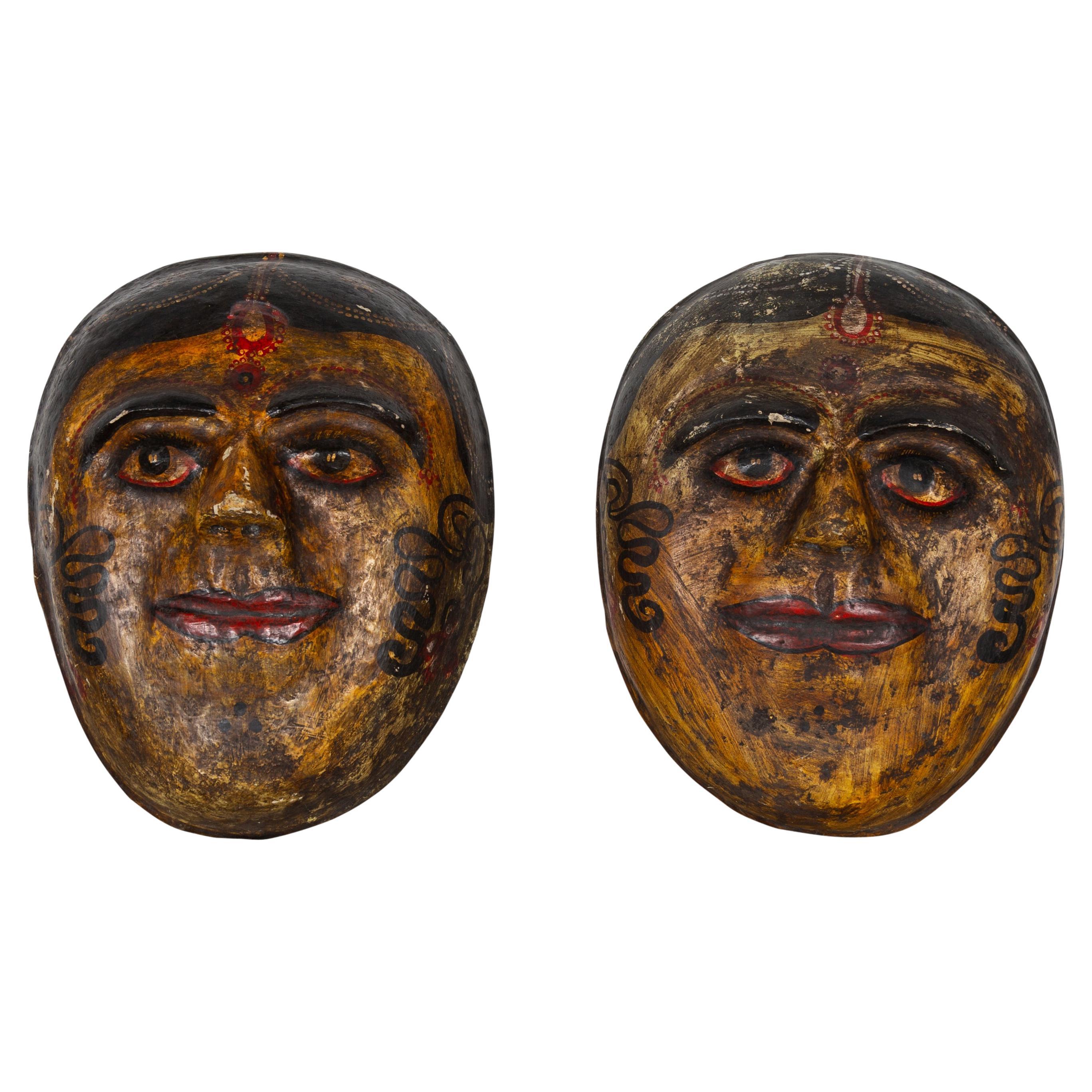 Deux masques indiens anciens de mariées en papier mâché peints à la main représentant des visages