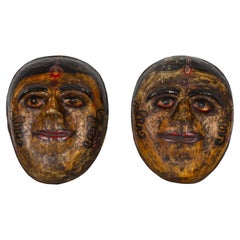 Deux masques indiens anciens de mariées en papier mâché peints à la main représentant des visages