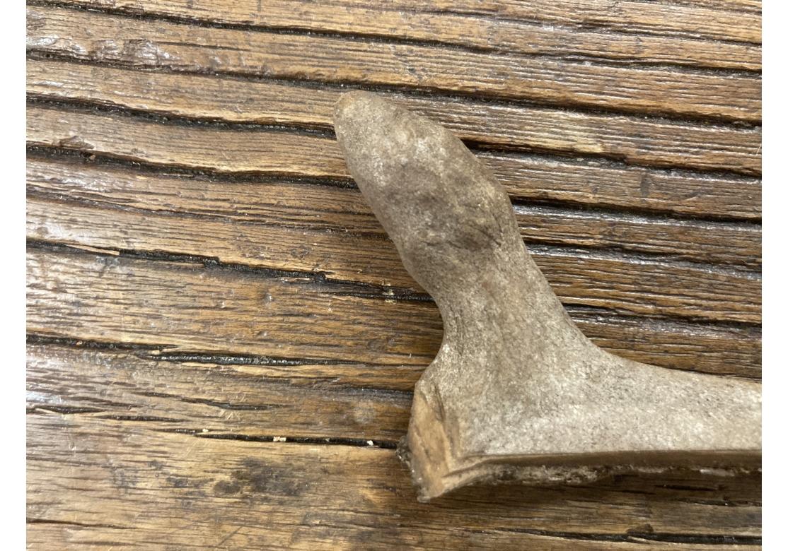 Sculpté à la main Deux anciens manches d'outils anthropomorphes Inuit/ Eskimo en vente