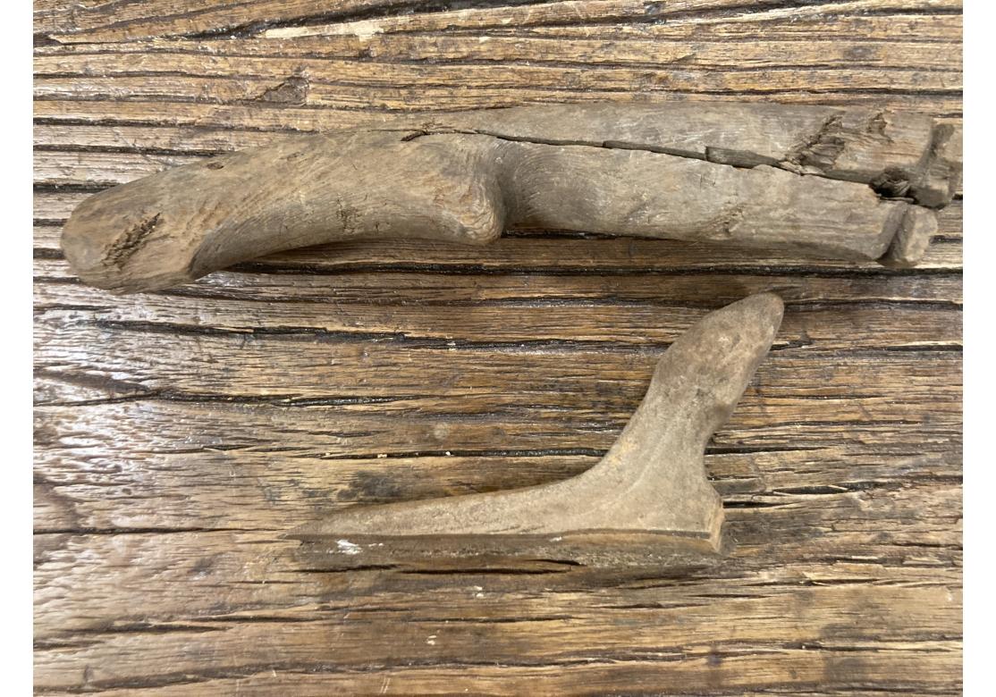 Deux anciens manches d'outils anthropomorphes Inuit/ Eskimo Abîmé - En vente à Bridgeport, CT