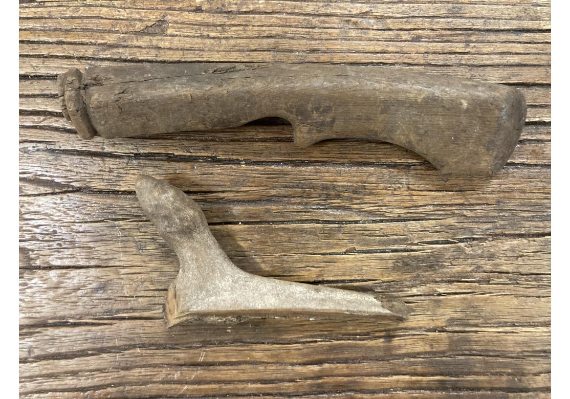 XIXe siècle Deux anciens manches d'outils anthropomorphes Inuit/ Eskimo en vente