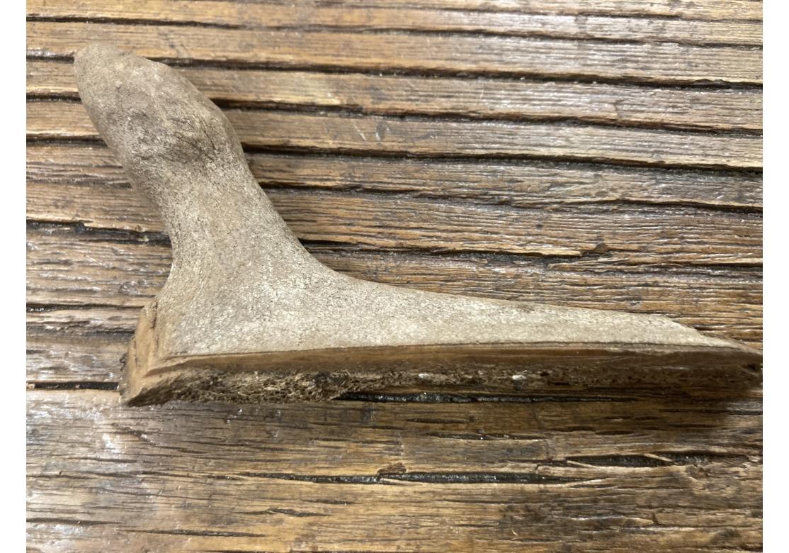 Zwei antike anthropomorphe Werkzeuggriffe der Inuit/Eskimo (Knochen) im Angebot