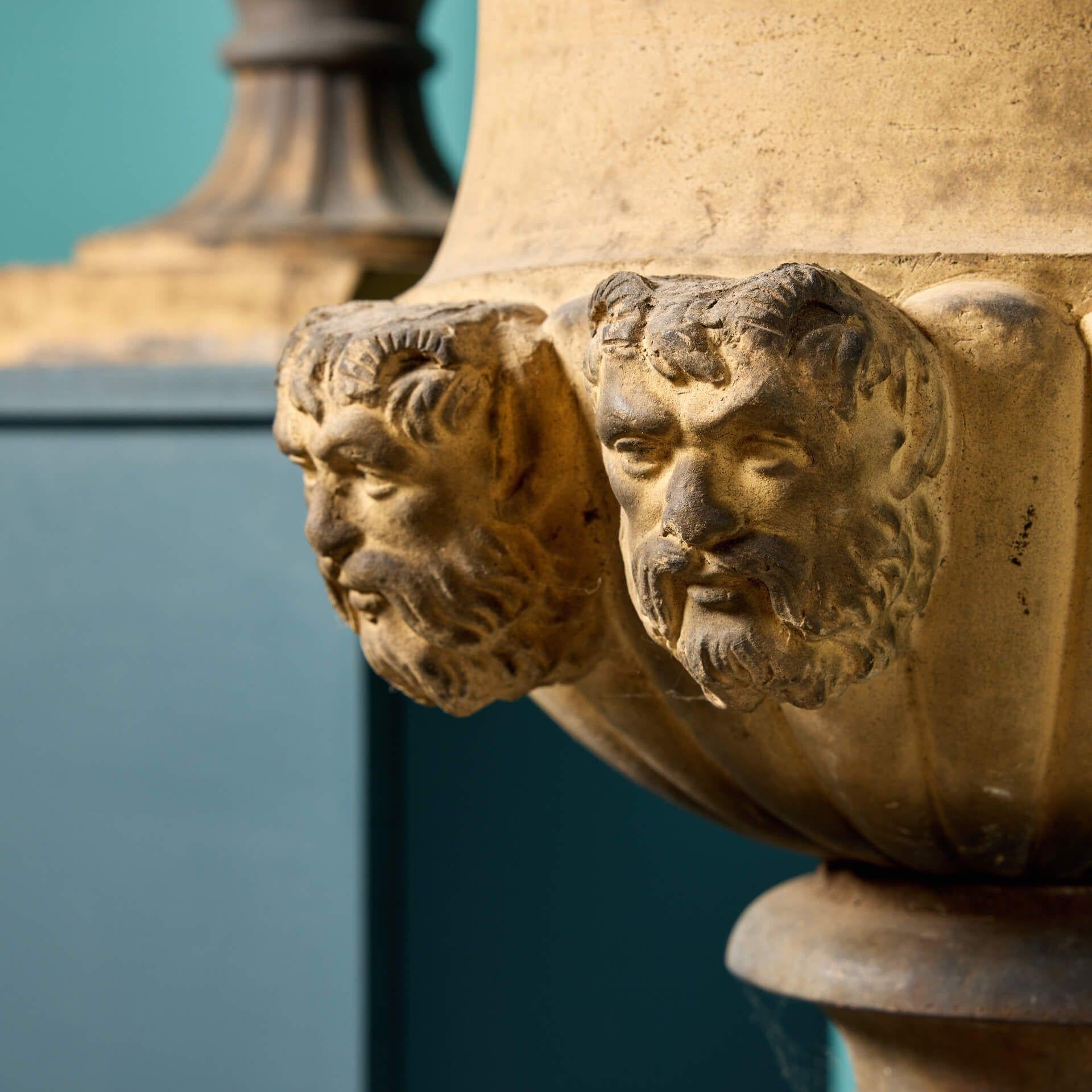 Vittoriano Due antiche urne da giardino in terracotta J M Blashfield in vendita