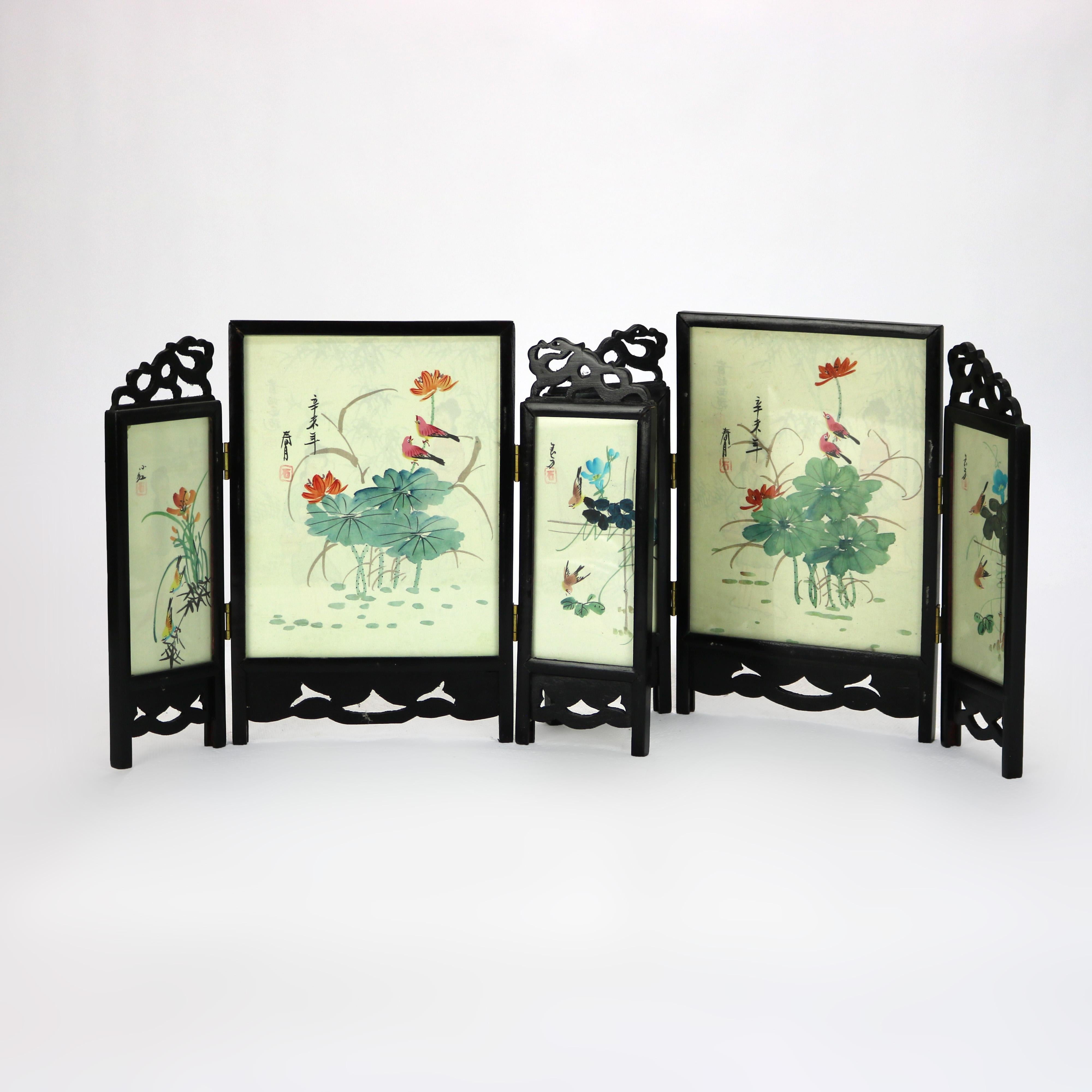 Deux anciens paravents de table triptyque japonais peints à la main sur deux faces.
9 1/2