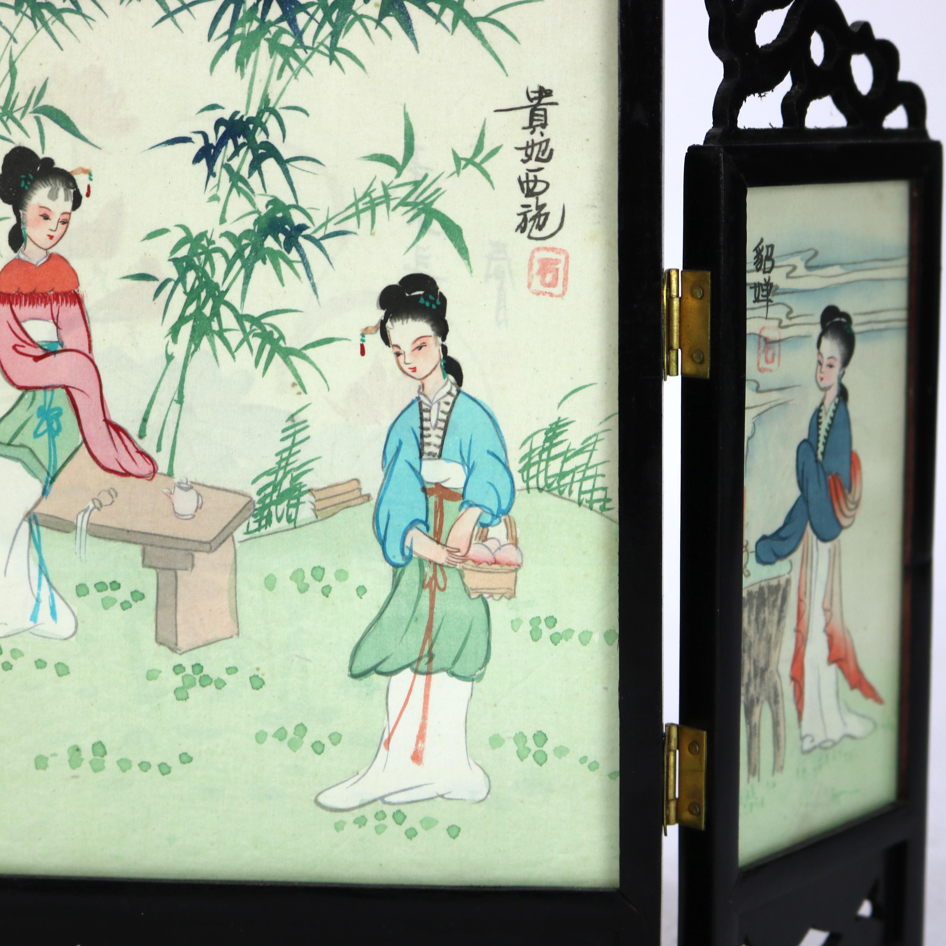 Deux paravents de table triptyque japonais anciens peints à la main en vente 1